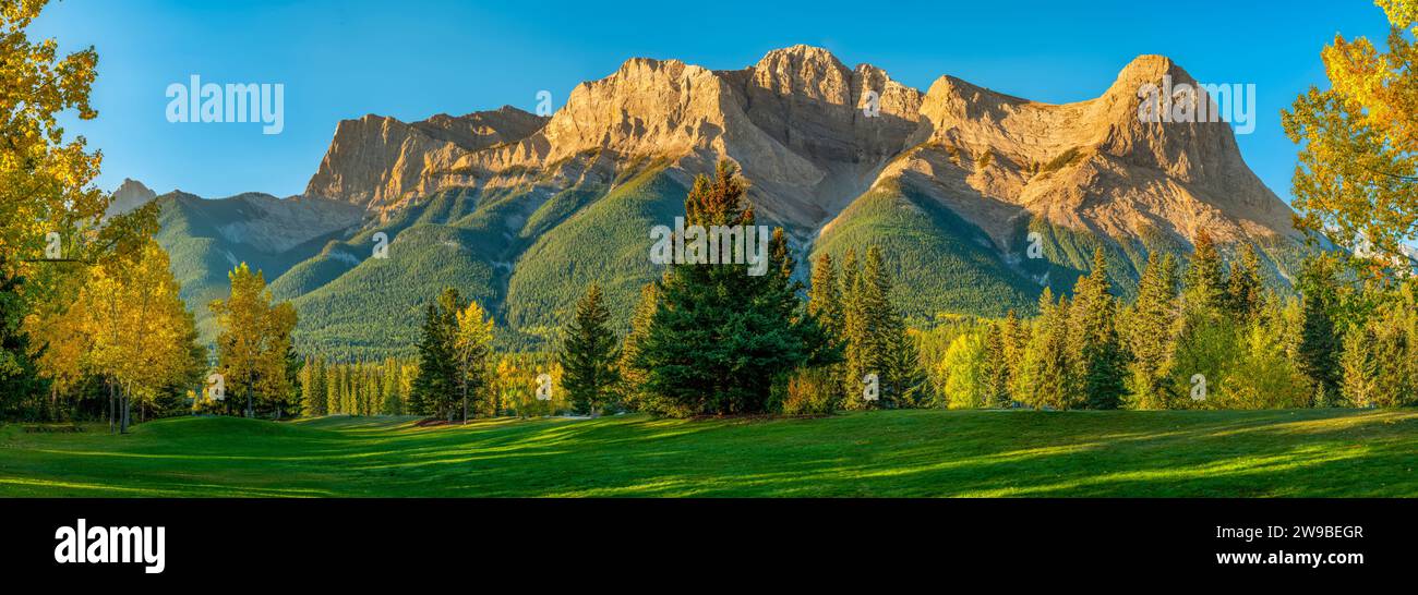 Mount Lawrence Grassi und Ha Ling Peak im Winter, Canmore, Alberta, Kanada Stockfoto