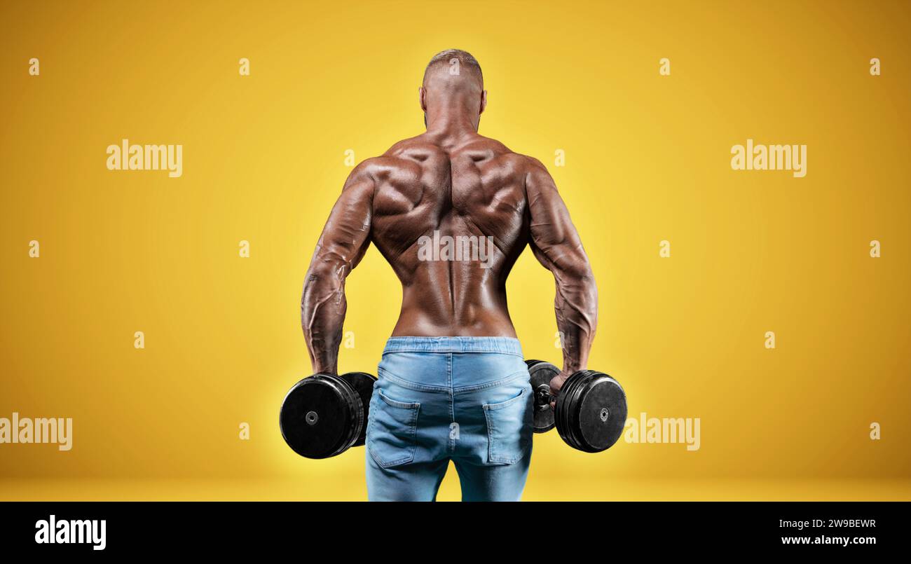 Isolierter Profisportler auf gelbem Hintergrund. Bodybuilding-Konzept. Panorama. Werbung für ein Fitnessstudio und Sporternährung. Gemischte Medien Stockfoto