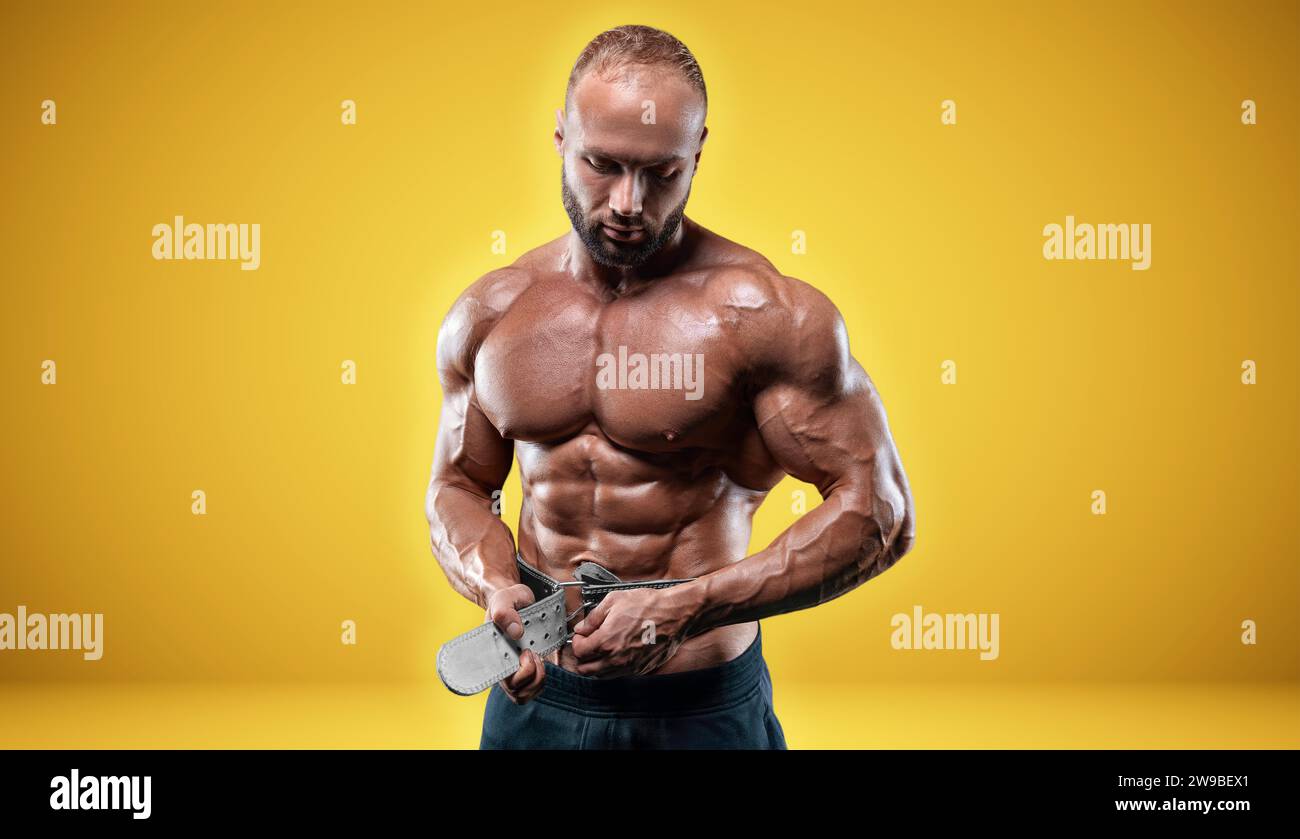 Isolierter Profisportler auf gelbem Hintergrund. Bodybuilding-Konzept. Panorama. Werbung für ein Fitnessstudio und Sporternährung. Gemischte Medien Stockfoto