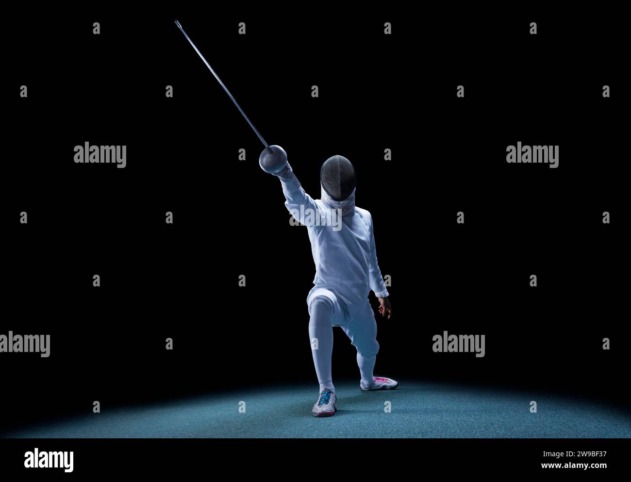 Der Fechter bewegt sich mit einem Schwert in der Hand. Sportkonzept. Gemischte Medien Stockfoto