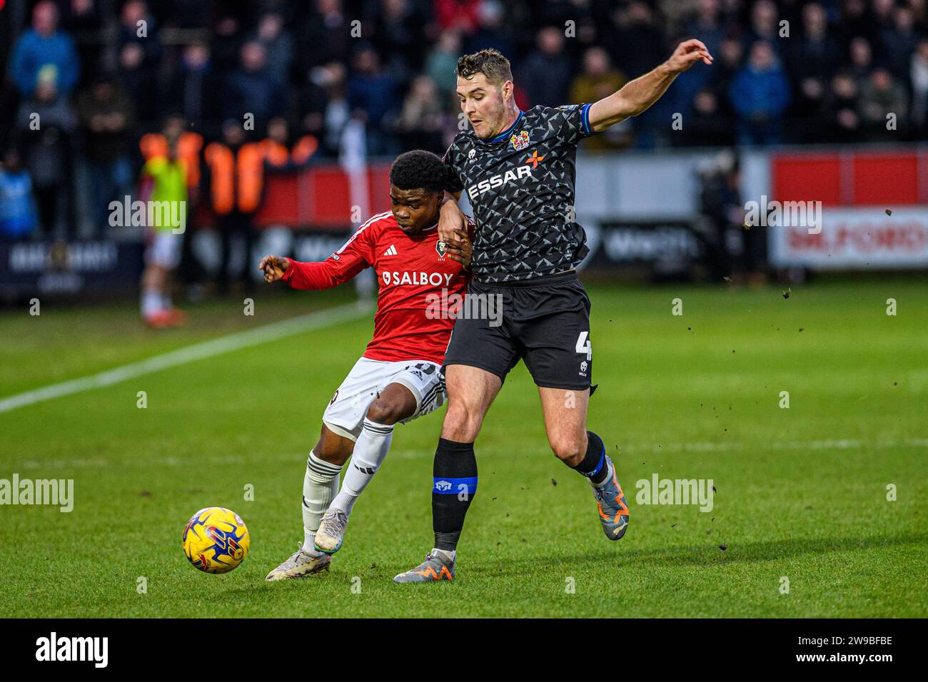 Brad Walker der Tranmere Rovers kämpft am Dienstag, den 26. Dezember 2023, im Peninsula Stadium, Moor Lane, gegen Kelly N'Mai, während des Spiels der Sky Bet League 2 zwischen Salford City und Tranmere Rovers. (Foto: Ian Charles | MI News) Credit: MI News & Sport /Alamy Live News Stockfoto