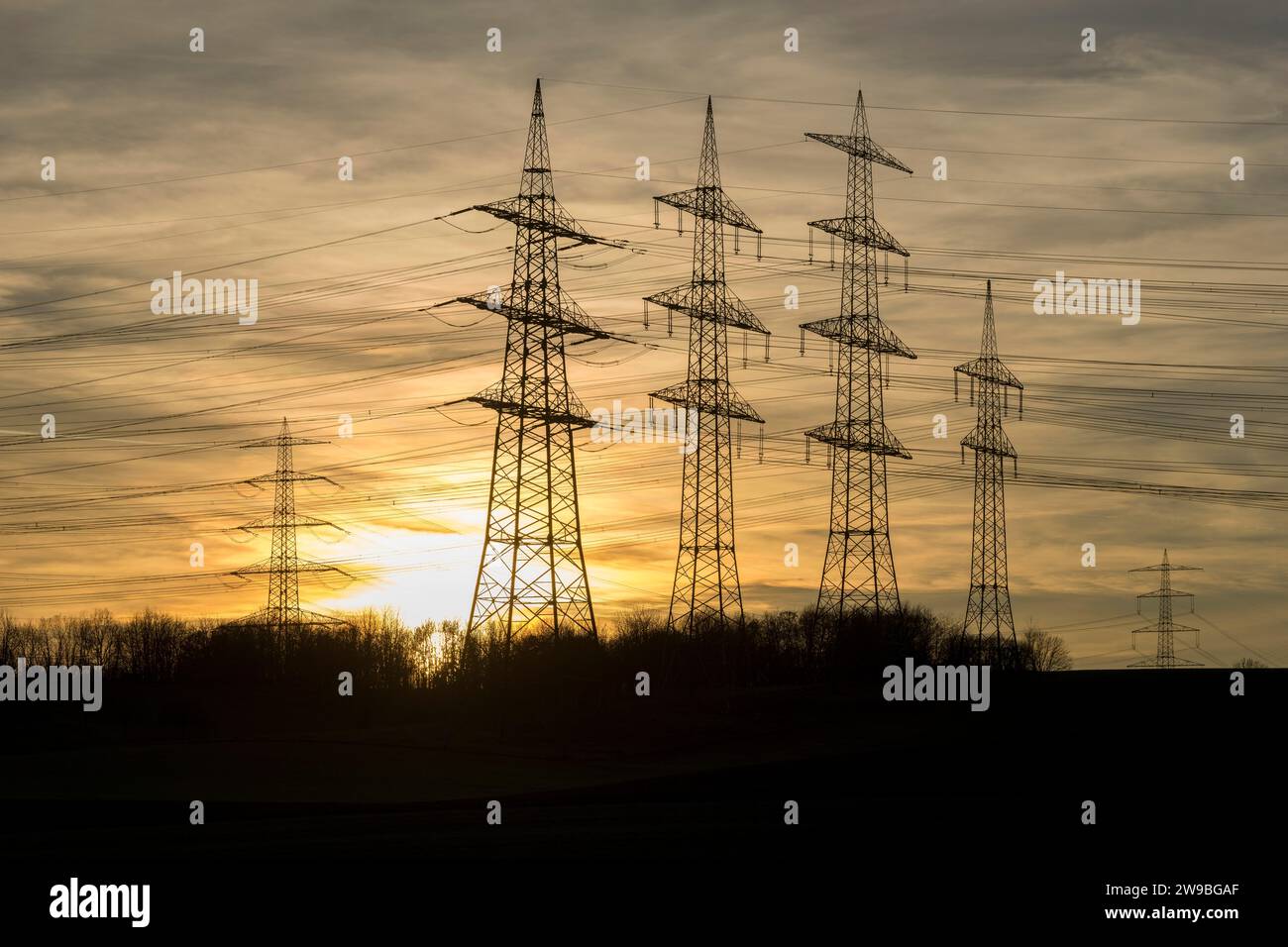 Hochspannungsmasten, Freileitungen, Stromleitungen, Dämmerung, Sonnenuntergang, Baden-Württemberg, Deutschland, Europa Stockfoto