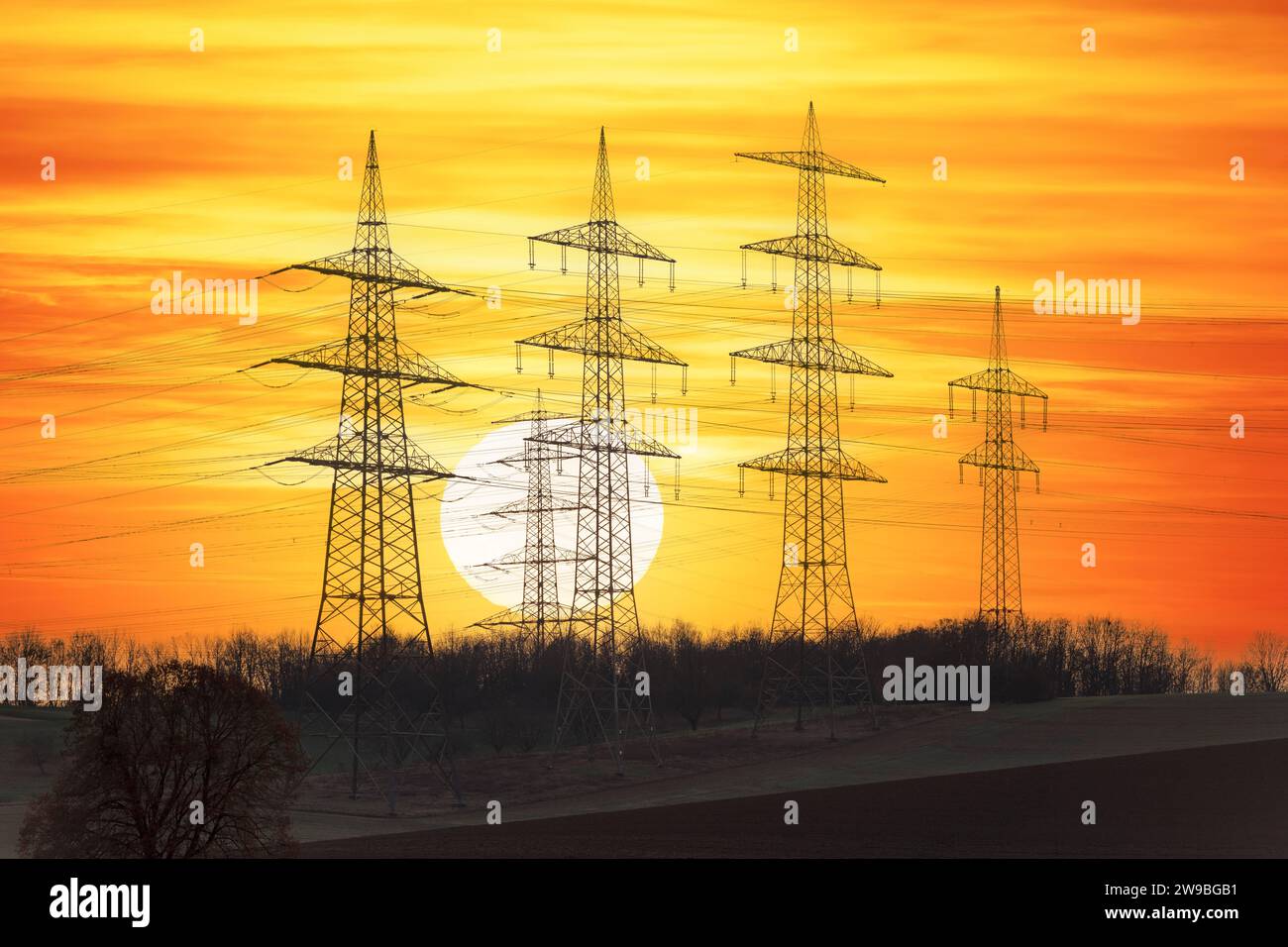 FOTOMONTAGE, Hochspannungsmasten, Freileitungen, Stromleitungen, Sonnenuntergang, Sun, Baden-Württemberg, Deutschland, Europa Stockfoto