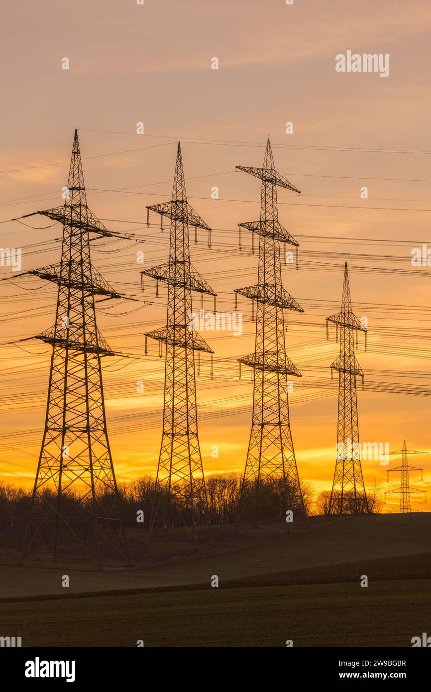 Hochspannungsmasten, Freileitungen, Stromleitungen, Dämmerung, nach Sonnenuntergang, Baden-Württemberg, Deutschland, Europa Stockfoto