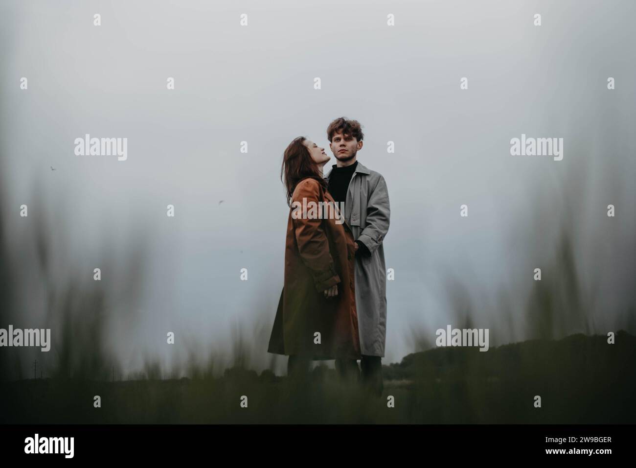 Verliebtes Paar in einem nebeligen Feld. Beziehungskrise und dramatisches Liebeskonzept Stockfoto Verliebtes Paar in einem nebeligen Feld. Beziehungskrise und dramatisches Liebeskonzept Stockfoto