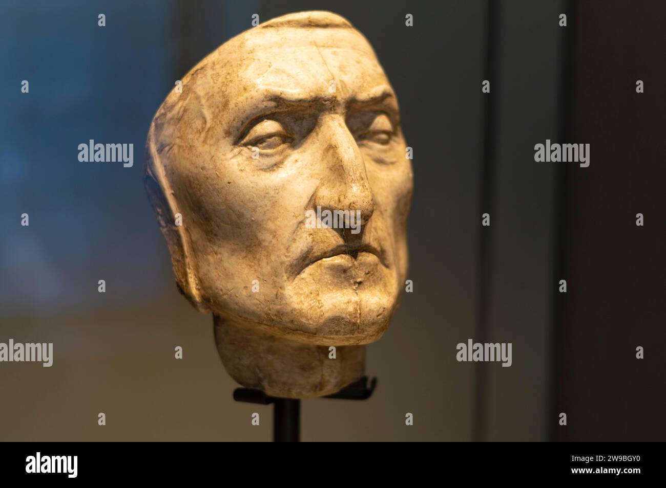 Maske des Todes des weltberühmten Dante Alighieri. Gemischte Medien Stockfoto