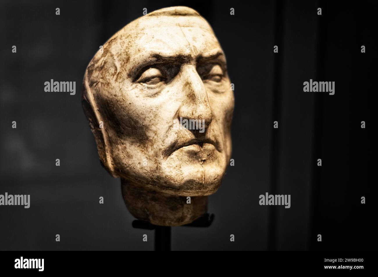 Maske des Todes des weltberühmten Dante Alighieri. Gemischte Medien Stockfoto