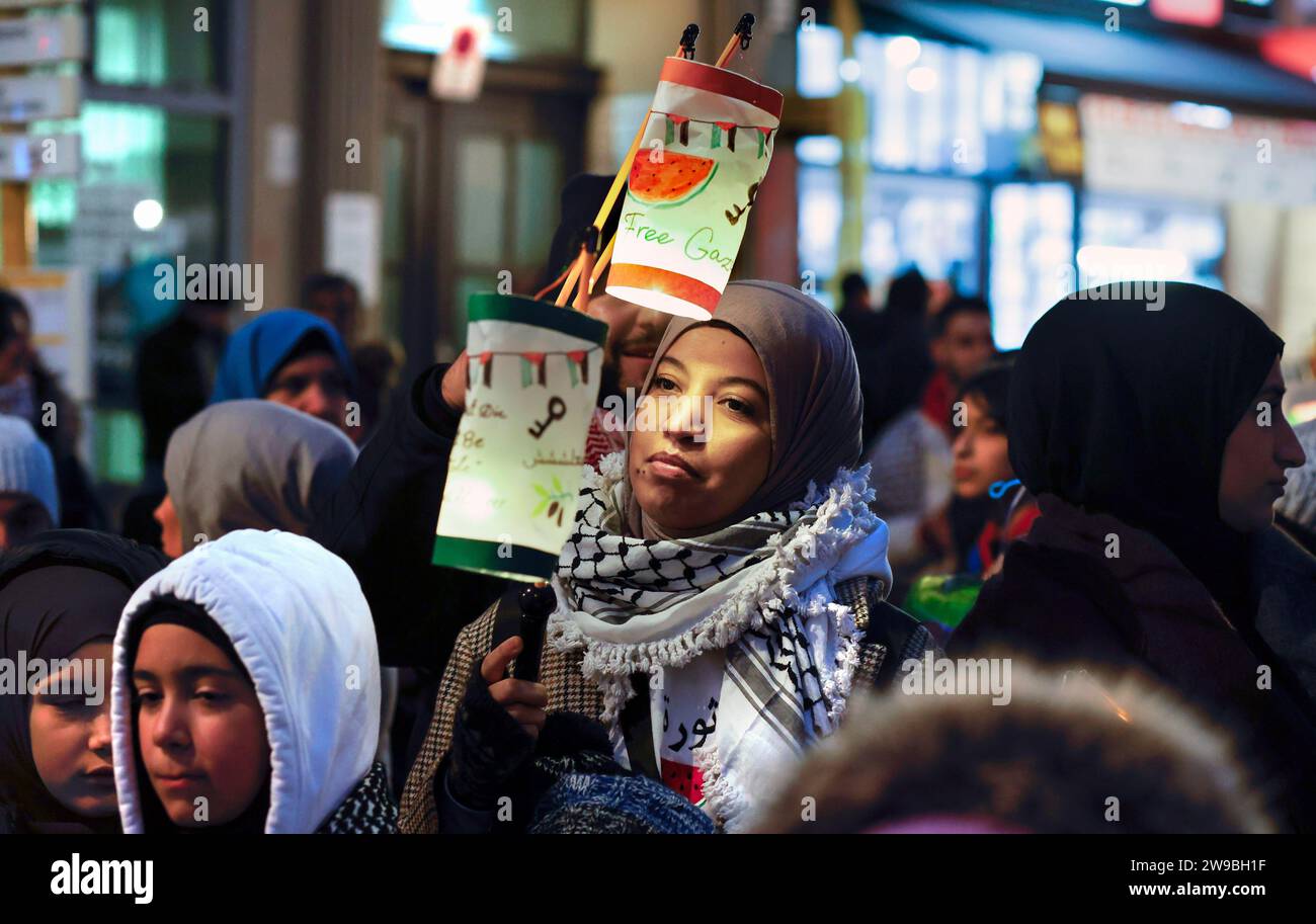 Pro Palestine Demo demonstrieren palästinensische Familien mit ihren Kindern mit Laternen und Kerzen unter dem Motto Gazas Lichter, ein stiller marsch für t Stockfoto