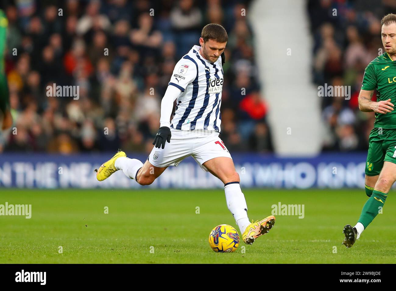 John Swift von West Bromwich im Spiel während des Sky Bet Championship-Spiels zwischen West Bromwich Albion und Norwich City in den Hawthorns, West Bromwich am Dienstag, den 26. Dezember 2023. (Foto: Gustavo Pantano | MI News) Credit: MI News & Sport /Alamy Live News Stockfoto