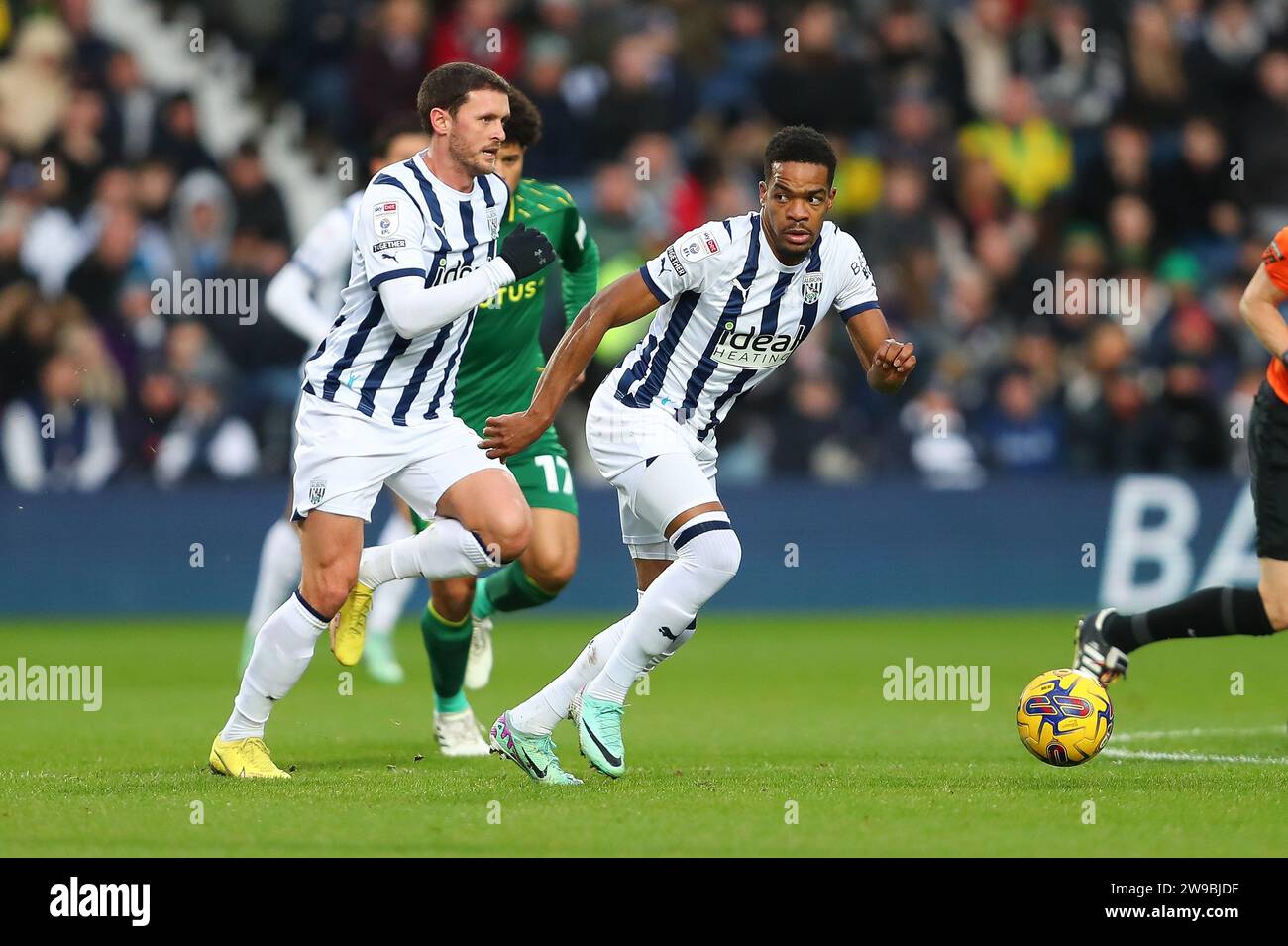 Grady Diangana aus West Bromwich im Kampf beim Sky Bet Championship-Spiel zwischen West Bromwich Albion und Norwich City in den Hawthorns, West Bromwich am Dienstag, den 26. Dezember 2023. (Foto: Gustavo Pantano | MI News) Credit: MI News & Sport /Alamy Live News Stockfoto