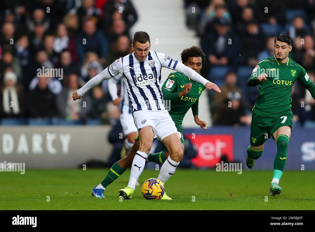 Jed Wallace von West Bromwich in Aktion während des Sky Bet Championship-Spiels zwischen West Bromwich Albion und Norwich City in den Hawthorns, West Bromwich am Dienstag, den 26. Dezember 2023. (Foto: Gustavo Pantano | MI News) Credit: MI News & Sport /Alamy Live News Stockfoto