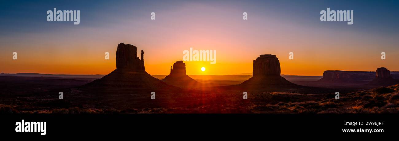 Valley of the Gods unter klarem Himmel bei Sonnenaufgang, Bears Ears National Monument, Utah, USA Stockfoto