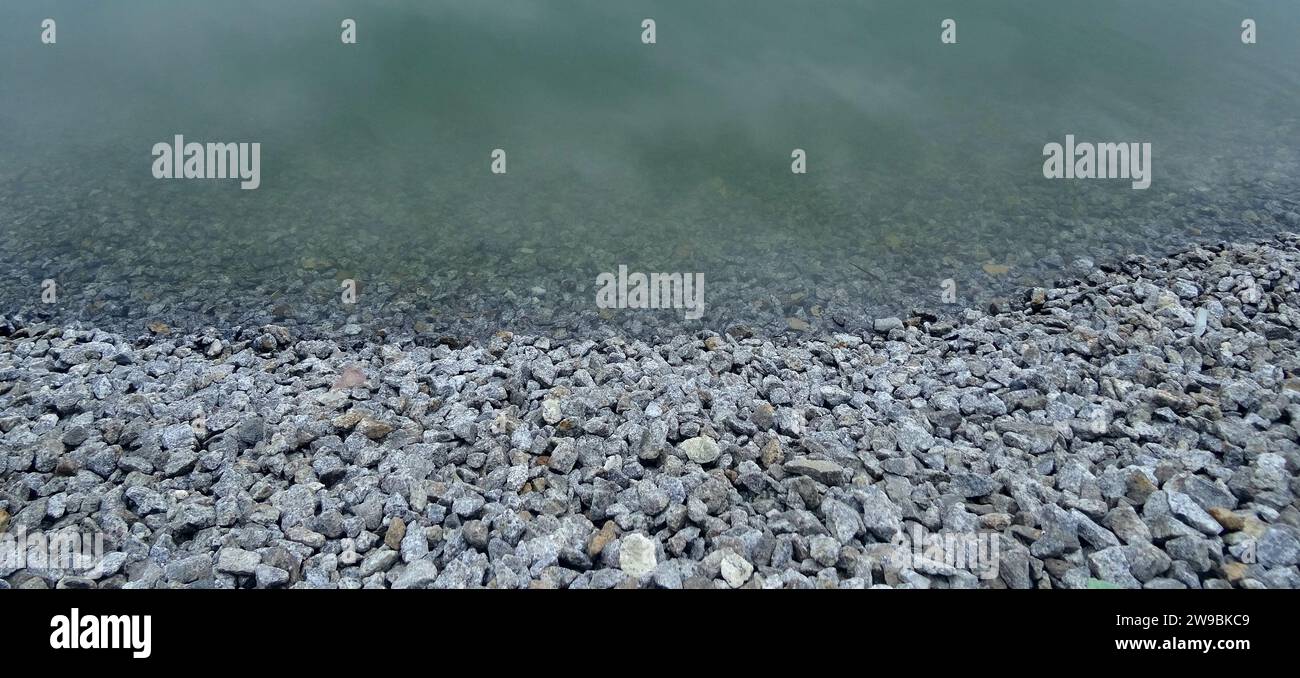 Crushed Stones Of The River Shoreline Aus Nächster Nähe Stockfoto