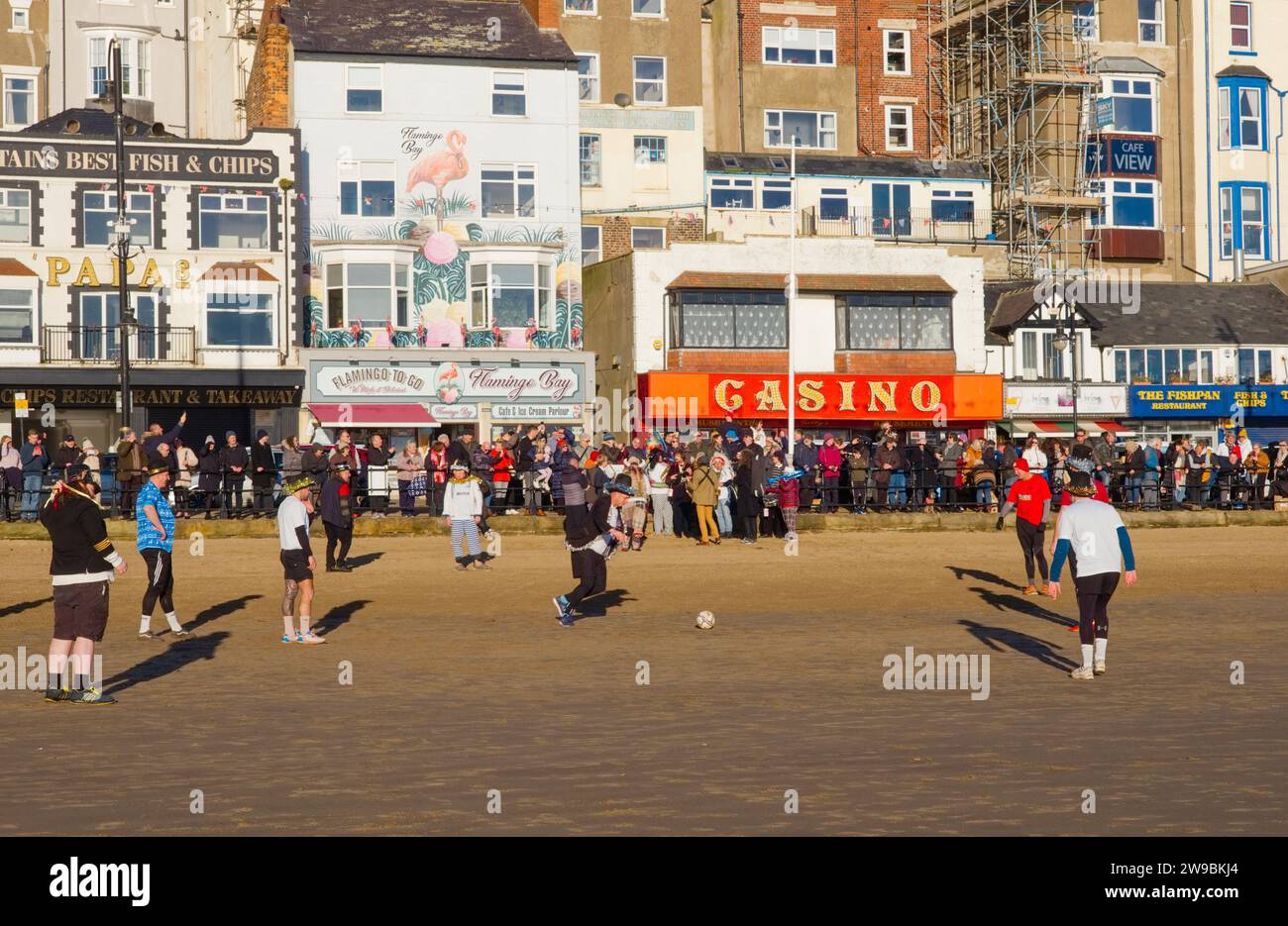 Jährliches Fußballspiel am 2. Weihnachtsfeiertag: Fischer gegen Feuerwehrleute (Stoker) am Strand von Scarborough Stockfoto