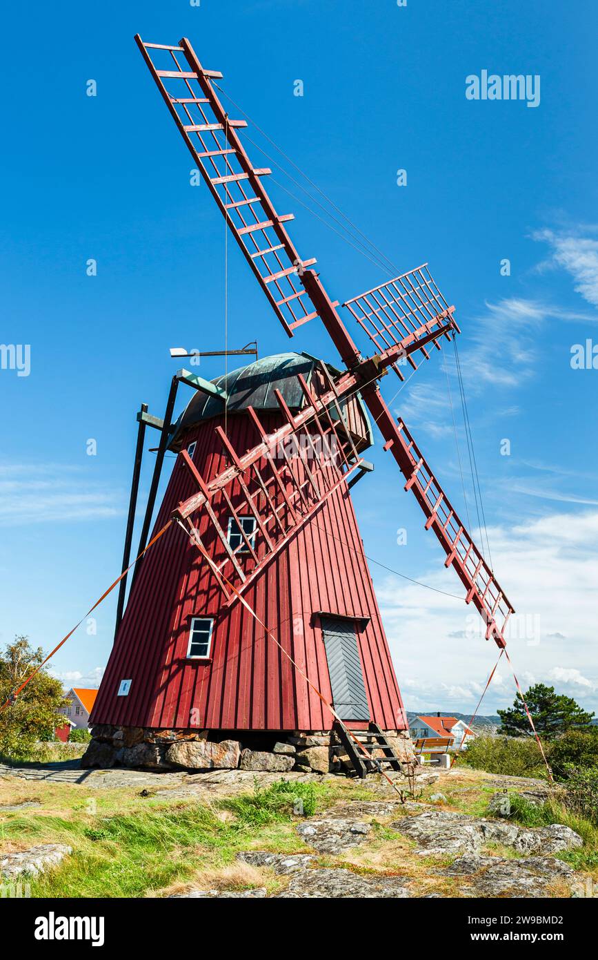 Historische rote Windmühle in Mollösund auf der Insel Orust im Archipel der schwedischen Westküste Stockfoto