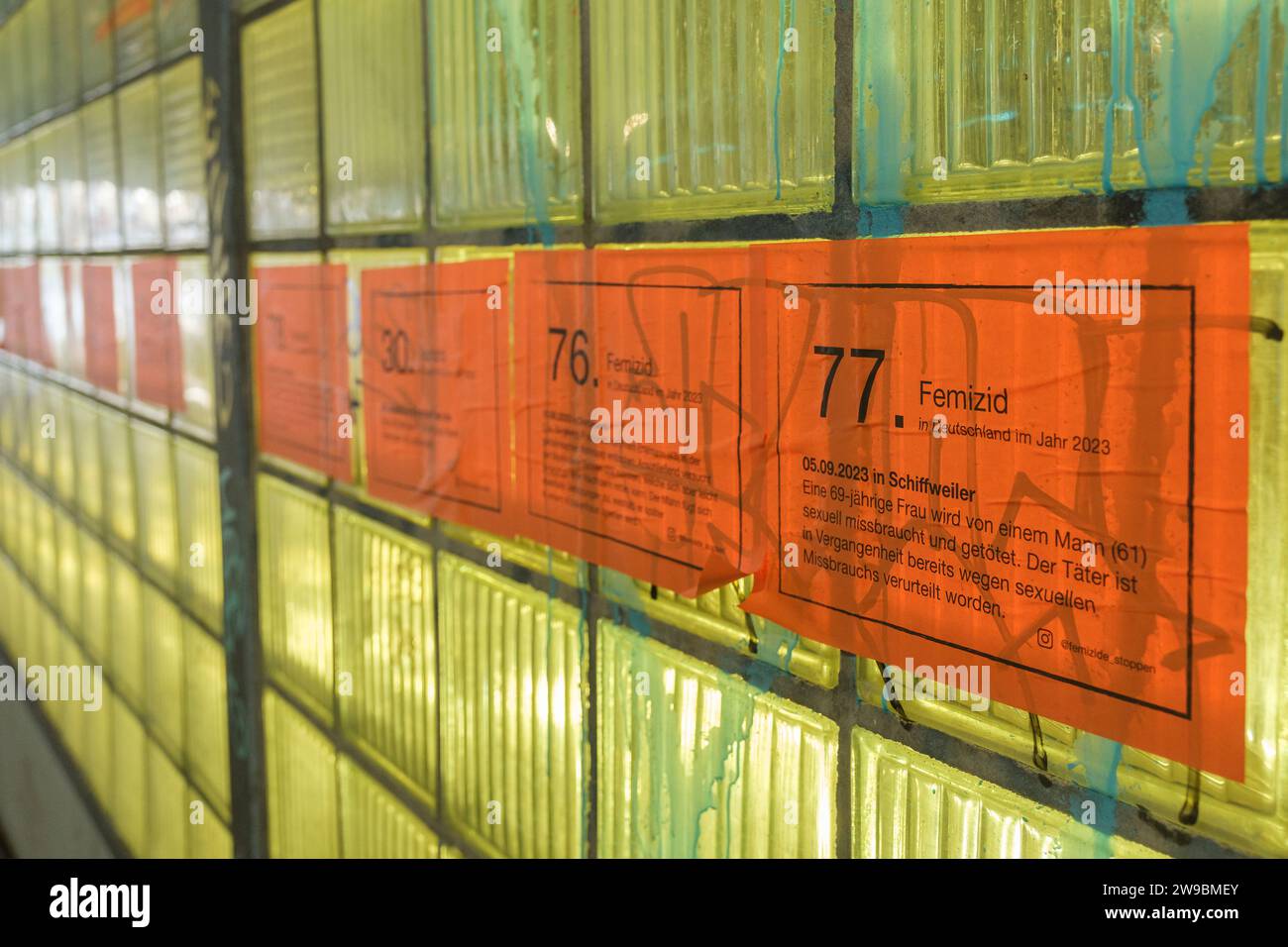 Plakate, die Menschen in einer U-Bahn in der Kölner Innenstadt über den Frauenmord in Deutschland informieren Stockfoto