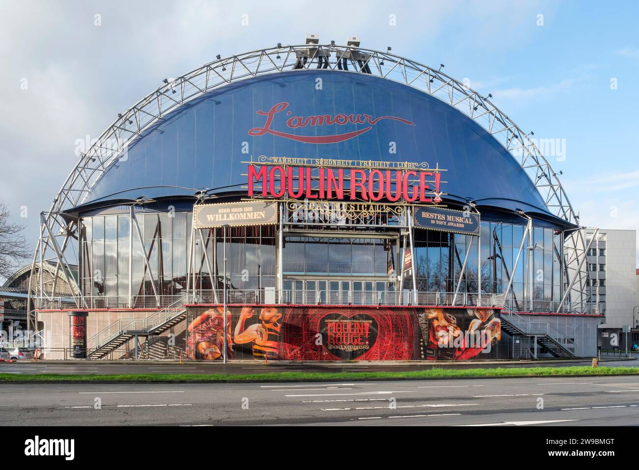 Der Musical Dome ist ursprünglich ein temporärer Veranstaltungsort für Musicals in der Kölner Innenstadt, hier mit Werbung für das Musical Moulin Rouge Stockfoto