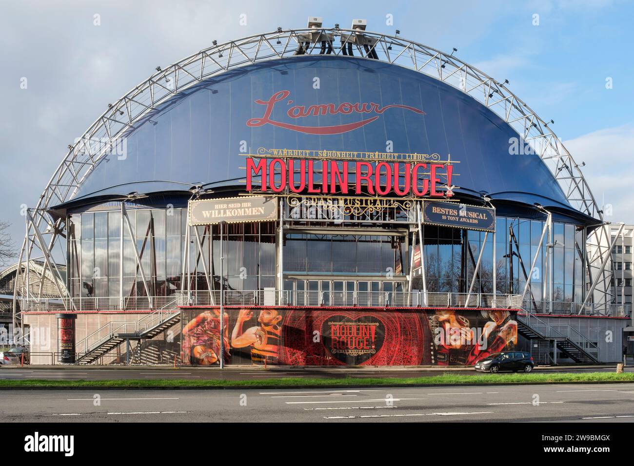 Der Musical Dome ist ursprünglich ein temporärer Veranstaltungsort für Musicals in der Kölner Innenstadt, hier mit Werbung für das Musical Moulin Rouge Stockfoto