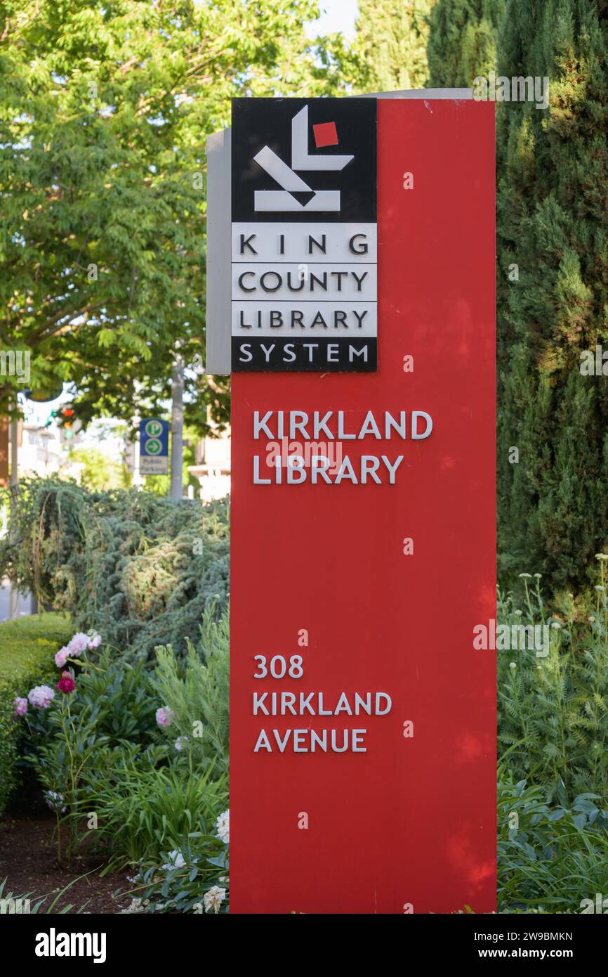 Kirkland, WA, USA - 6. Juni 2023; Vertikalschild für King County Library System Kirkland Branch Stockfoto
