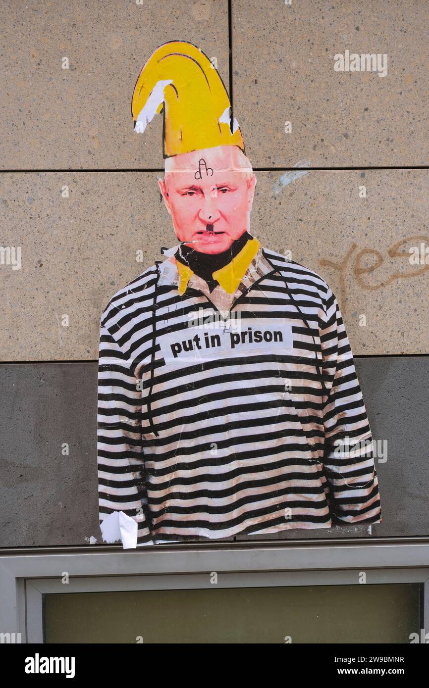Der Performancekünstler Thomas Baumgärtel hat Wladimir Putin auf einem Protestplakat verewigt. Putin trägt Sträflingskleidung. Stockfoto