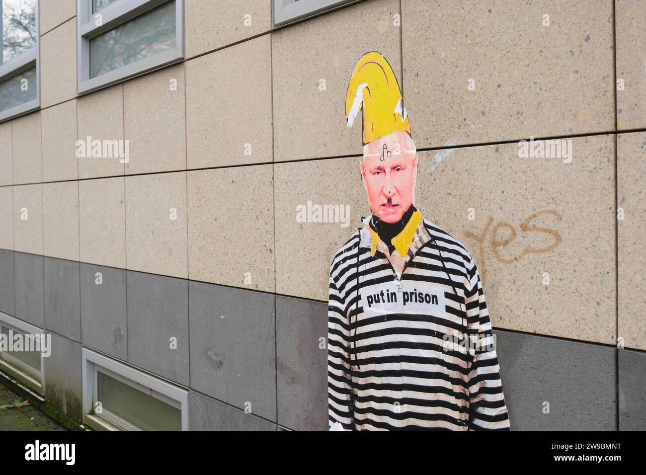Der Performancekünstler Thomas Baumgärtel hat Wladimir Putin auf einem Protestplakat verewigt. Putin trägt Sträflingskleidung. Stockfoto