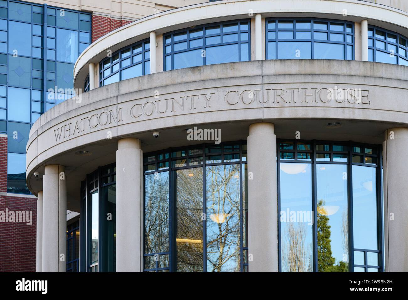 Bellingham, WA, USA - 16. Dezember 2023; Whatcom County Courthouse mit Namen auf dem Gebäude Stockfoto