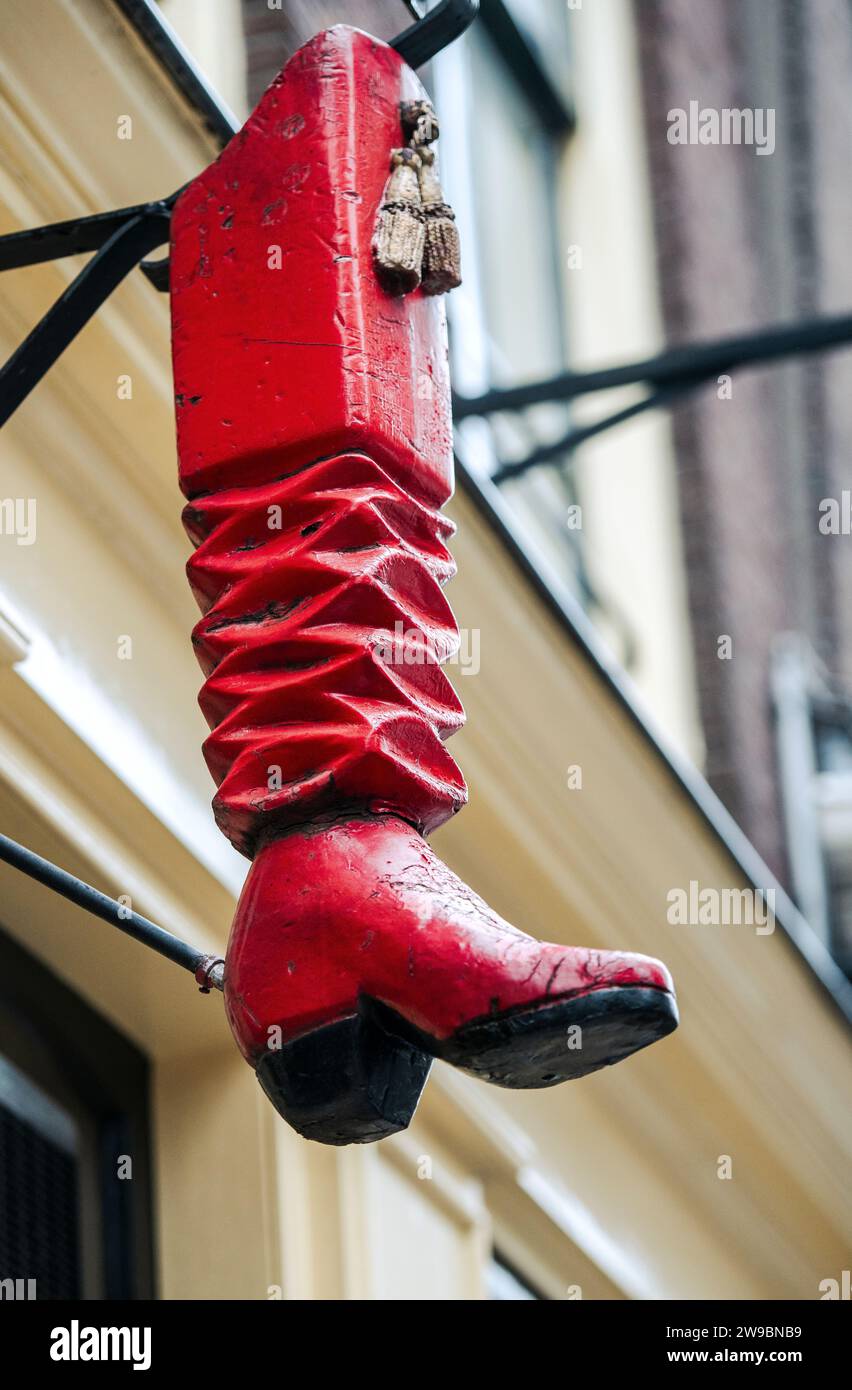 Rotes Stiefelschild vor einem Geschäft im Zentrum von Amsterdam, Niederlande Stockfoto