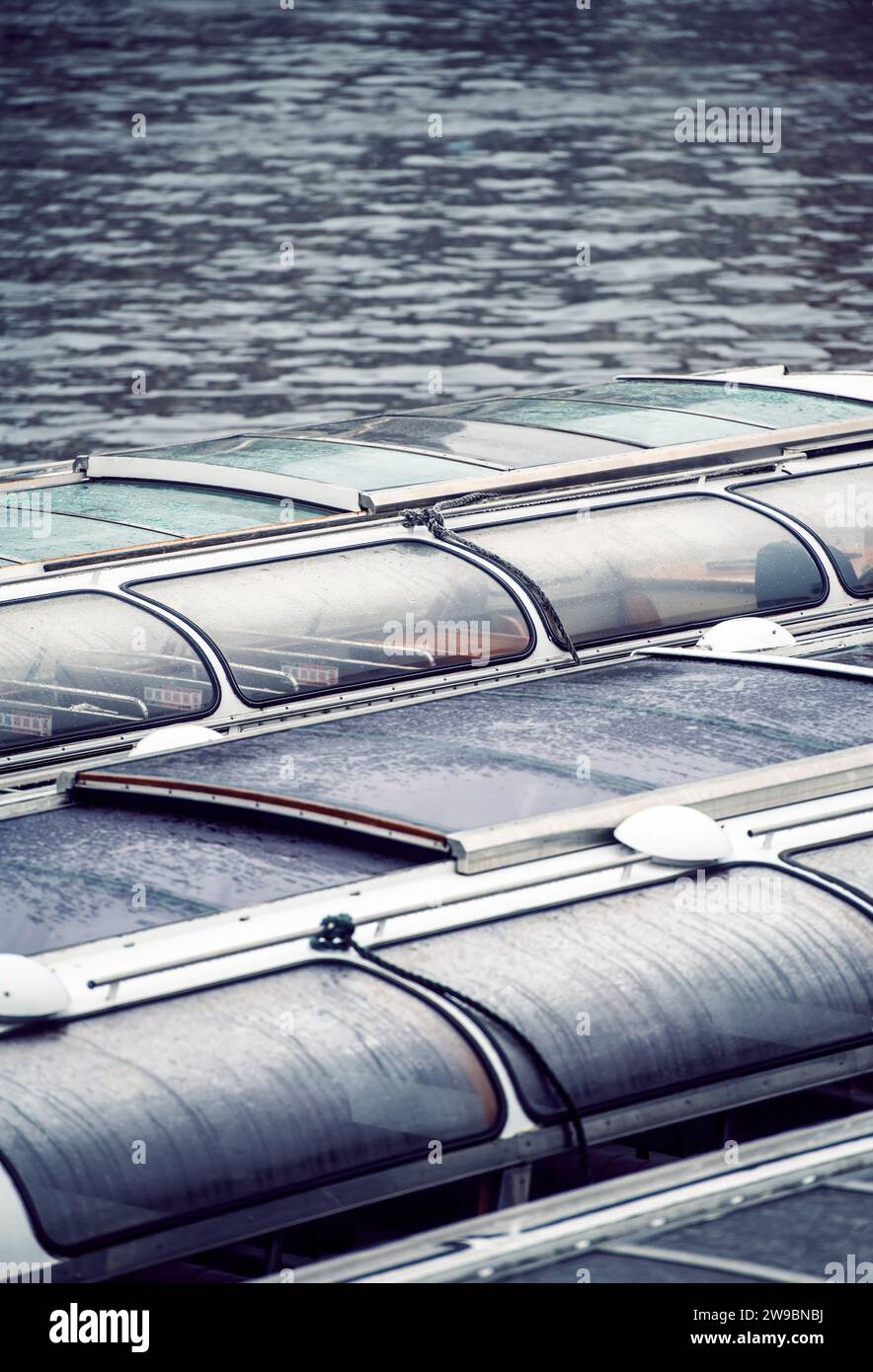 Detail leerer Touristenboote, die an einem Kanal in Amsterdam, Niederlande, ankern Stockfoto