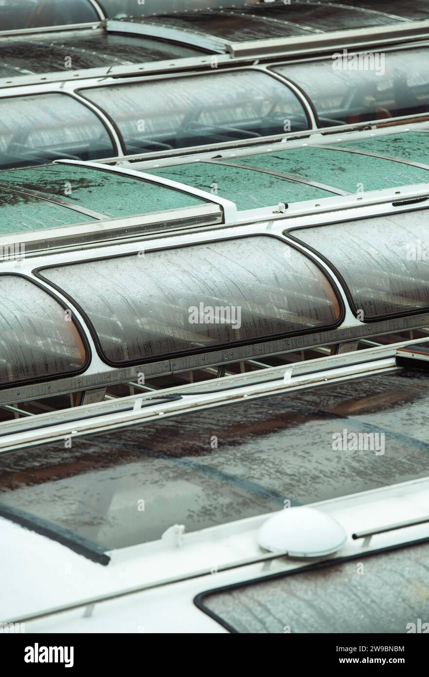 Detail leerer Touristenboote, die an einem Kanal in Amsterdam, Niederlande, ankern Stockfoto
