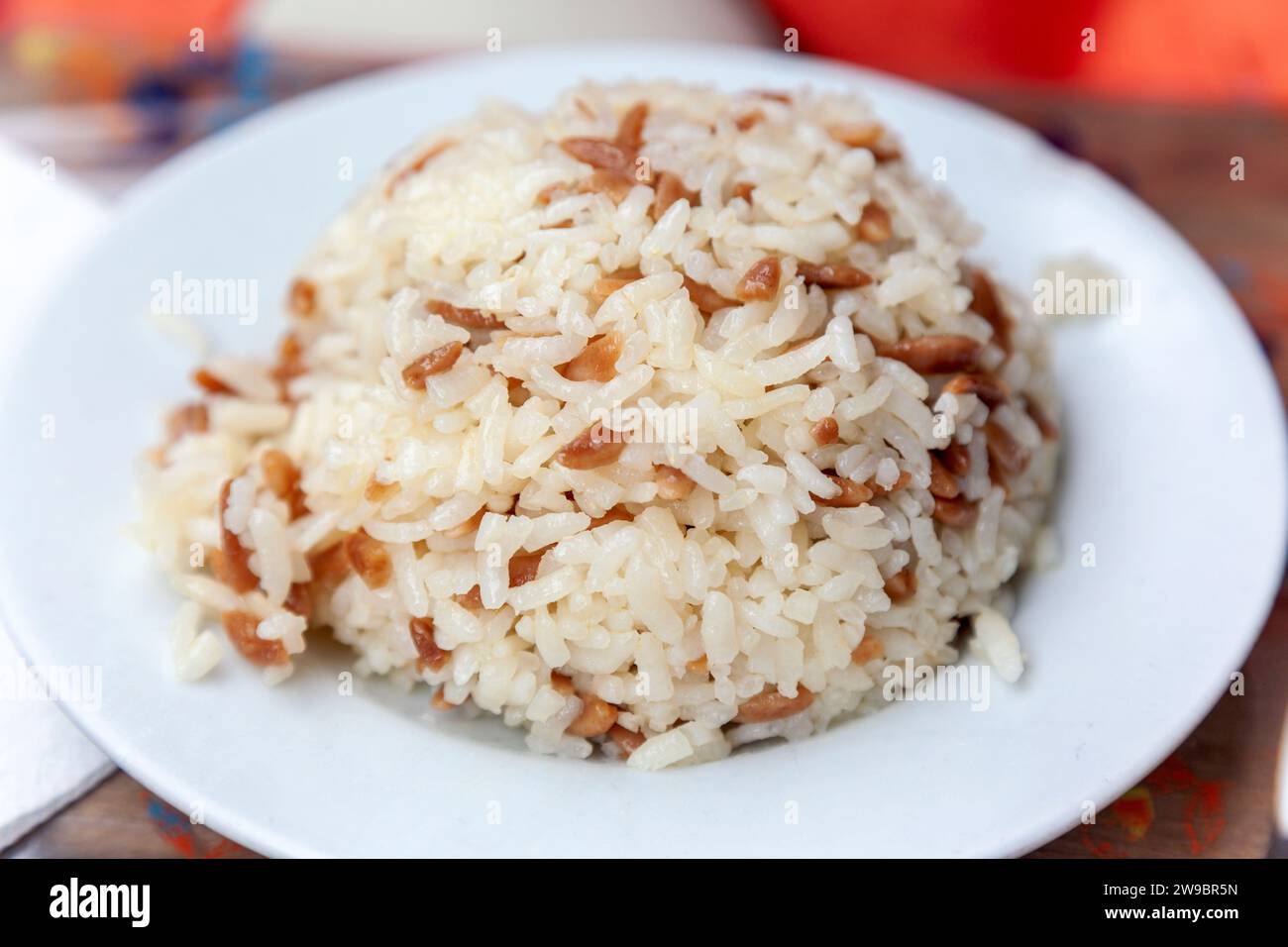 Sehriyeli pilav: türkisches Reispilaw mit Orzo, ein sehr leckeres und beliebtes Gericht in der Türkei. Es ist eine fantastische Beilage für jede Fleischspeise. Stockfoto