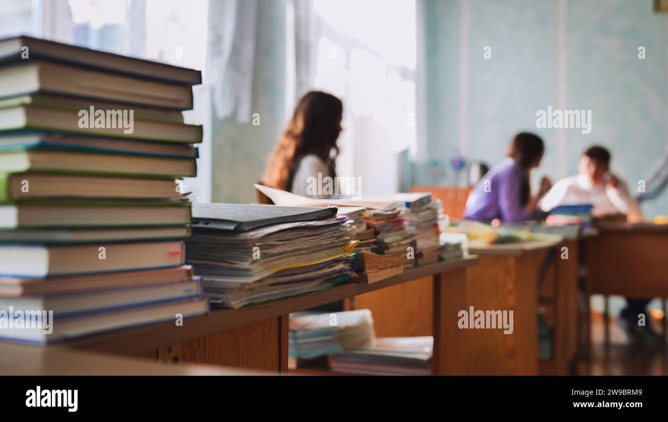 Stapel von Büchern und Notizbüchern in der Lehrerlounge der Schule. Stockfoto