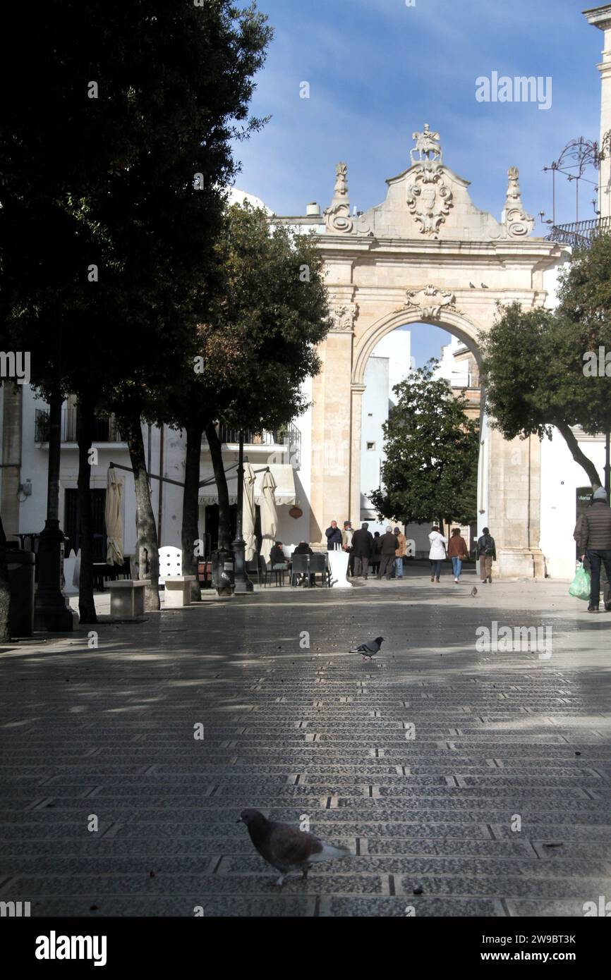 Blick auf die Porta di Santo Stefano aus dem 18. Jahrhundert von der Piazza XX Settembre im historischen Zentrum von Martina Franca, Italien Stockfoto