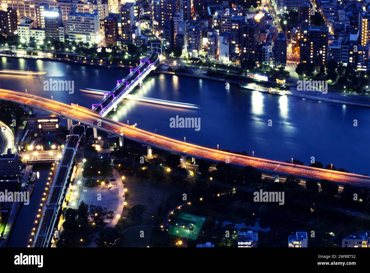 Der Arakawa-Fluss in der Nacht Stockfoto