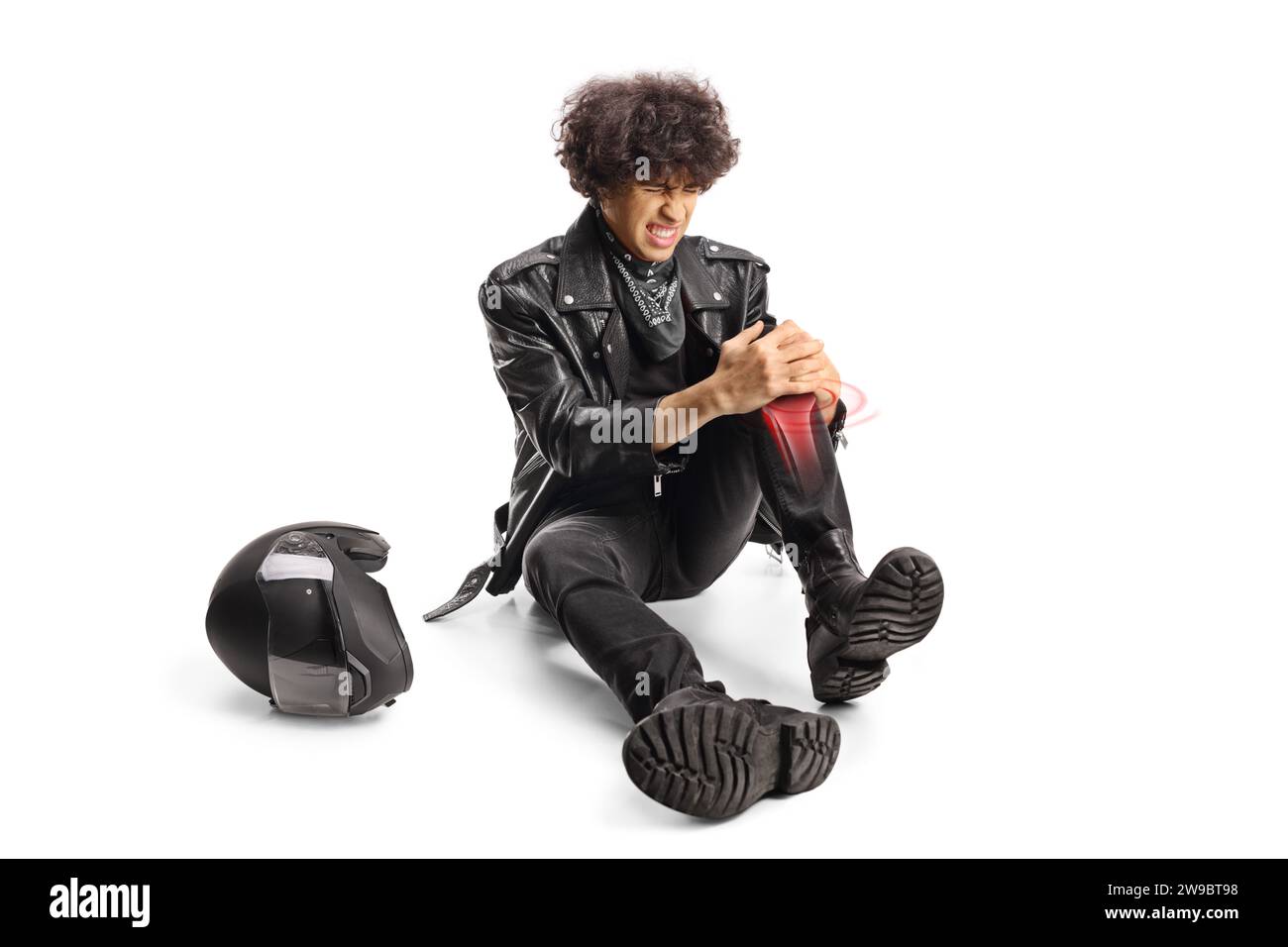 Biker mit Knieverletzung sitzend auf dem Boden isoliert auf weißem Hintergrund Stockfoto