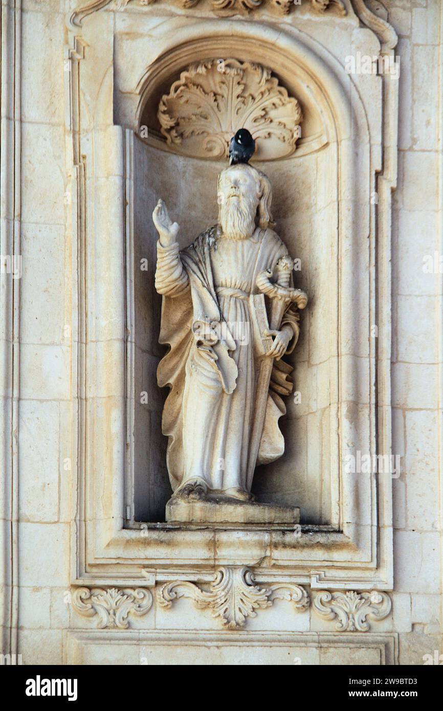 Martina Franca, Italien. Außenansicht der Kirche St. Martin von Tours. Eine Statue des Heiligen Paulus mit einem Schwert. Stockfoto