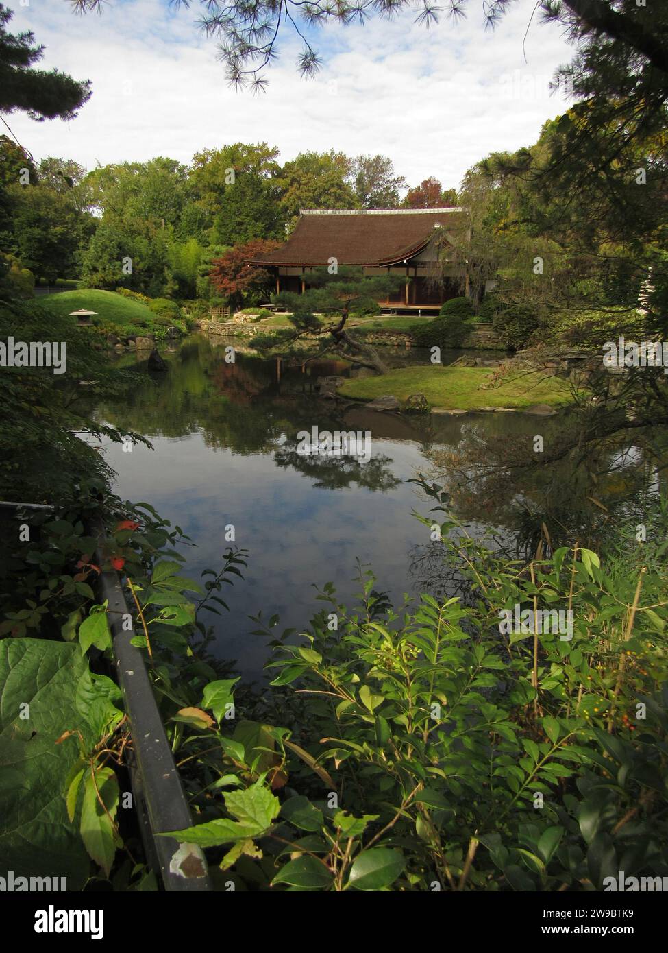 Shofuso Japanese House in Philadelphias Fairmount Park, einem historischen Wahrzeichen, das 1953 erbaut wurde und einem japanischen Haus und Garten aus dem 17. Jahrhundert nachempfunden ist. Stockfoto