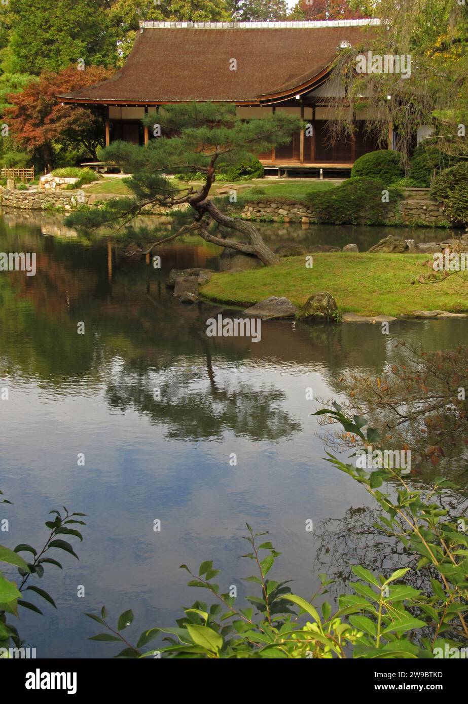 Shofuso Japanese House in Philadelphias Fairmount Park, einem historischen Wahrzeichen, das 1953 erbaut wurde und einem japanischen Haus und Garten aus dem 17. Jahrhundert nachempfunden ist. Stockfoto