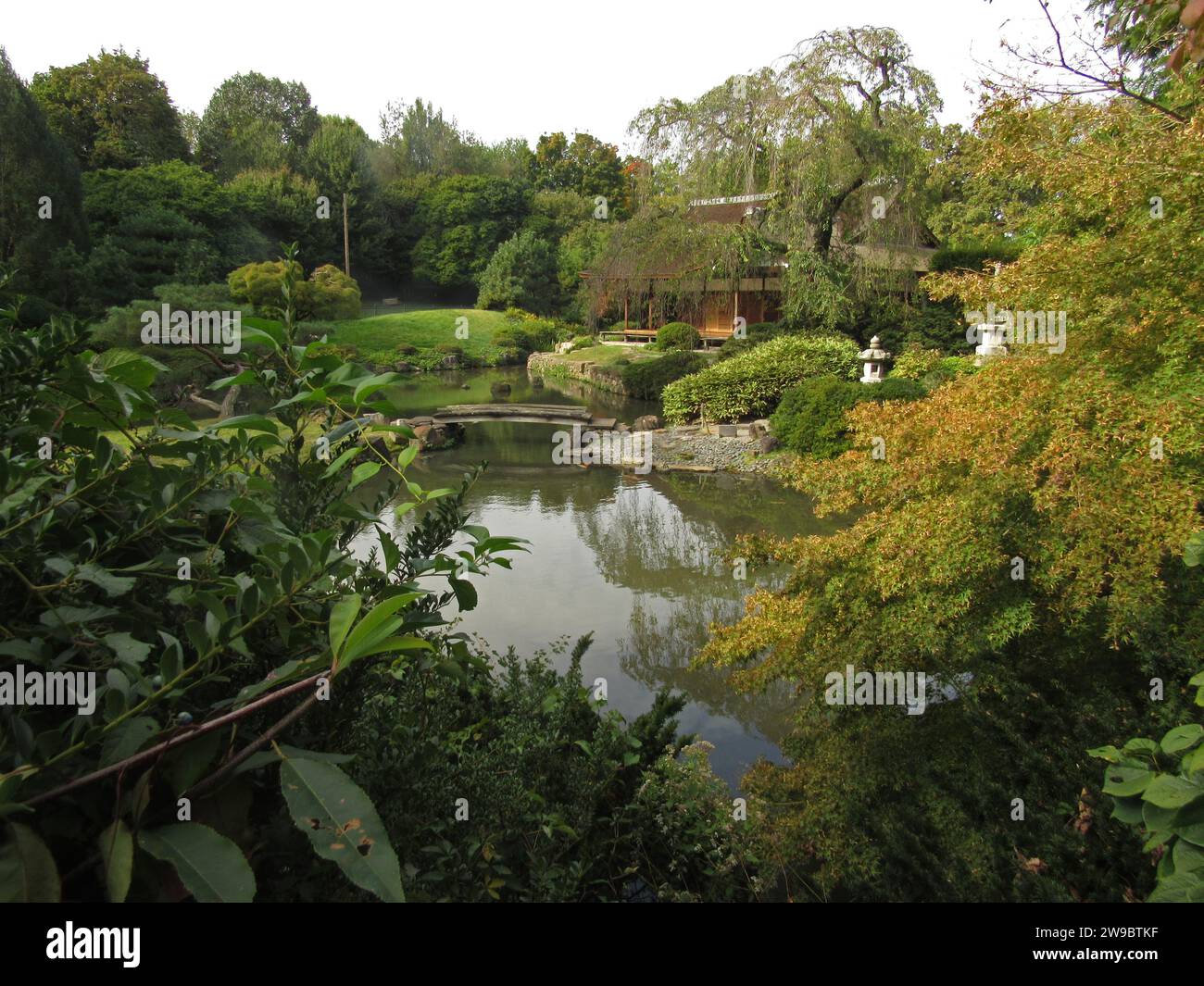 Shofuso Japanese House in Philadelphias Fairmount Park, einem historischen Wahrzeichen, das 1953 erbaut wurde und einem japanischen Haus und Garten aus dem 17. Jahrhundert nachempfunden ist. Stockfoto
