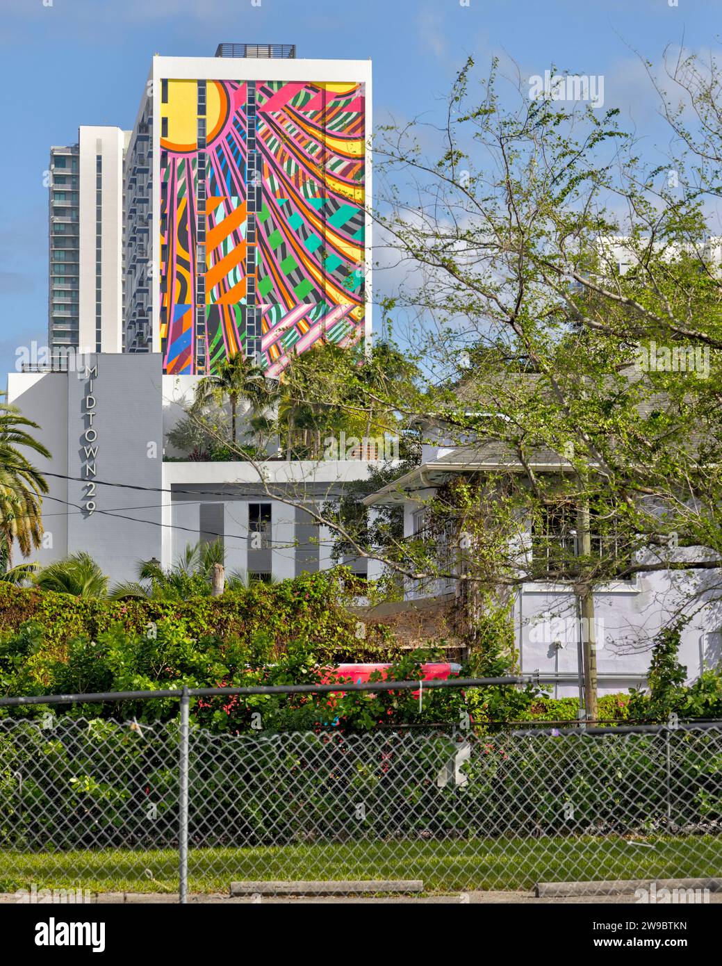 Graffiti oder Wandgemälde in Gebäudefassaden im Wynwood in Miami, FL am 21. Dezember 2023 Stockfoto