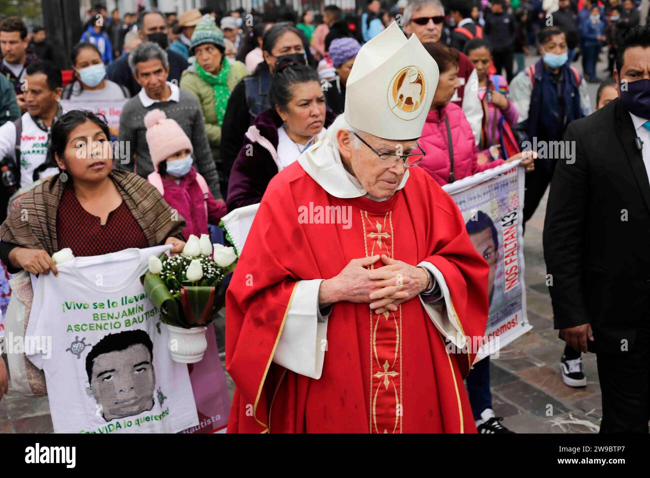 Mexiko-Stadt, Mexiko. 26. Dezember 2023. Väter und Mütter der 43 vermissten Schüler der normalen Landschule von Ayotzinapa Guerrero, die mit Pater Raúl Vera in der Basilika von Guadalupe die Messe beginnen. Quelle: Luis E Salgado/Alamy Live News Stockfoto