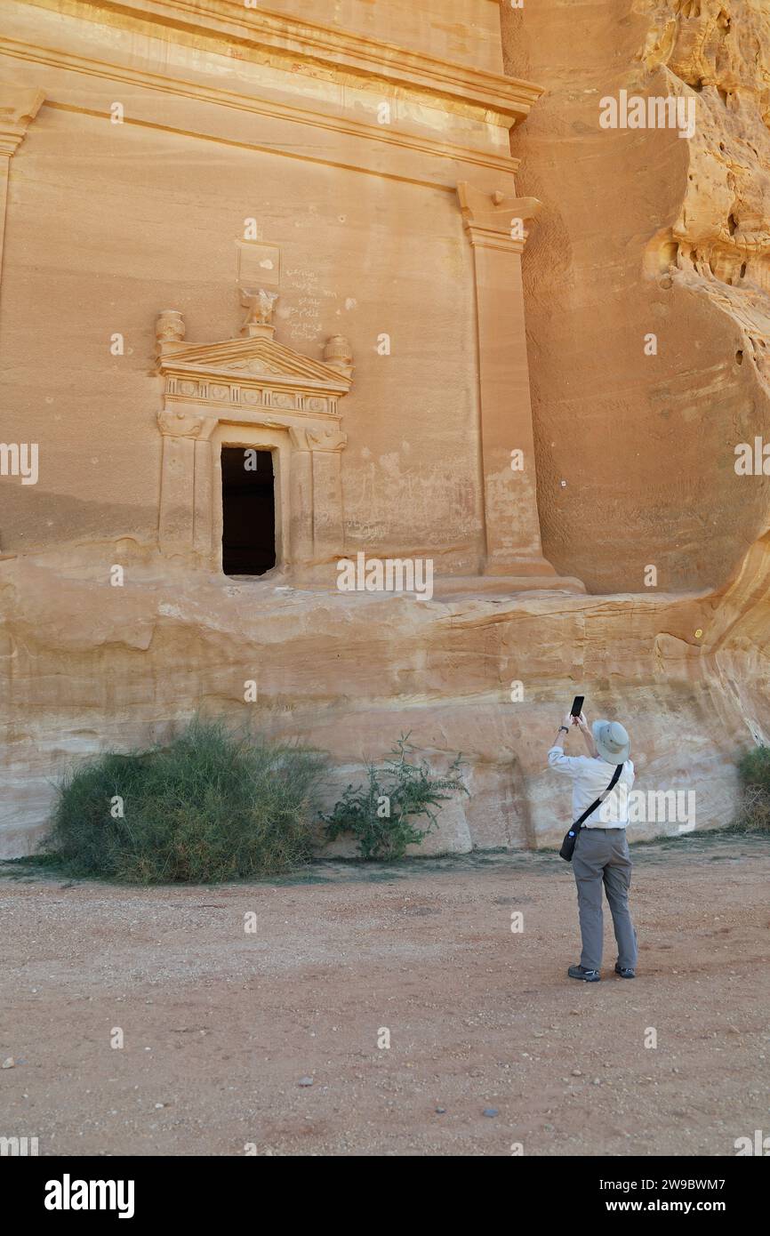 Archäologe in Hegra in Saudi-Arabien Stockfoto