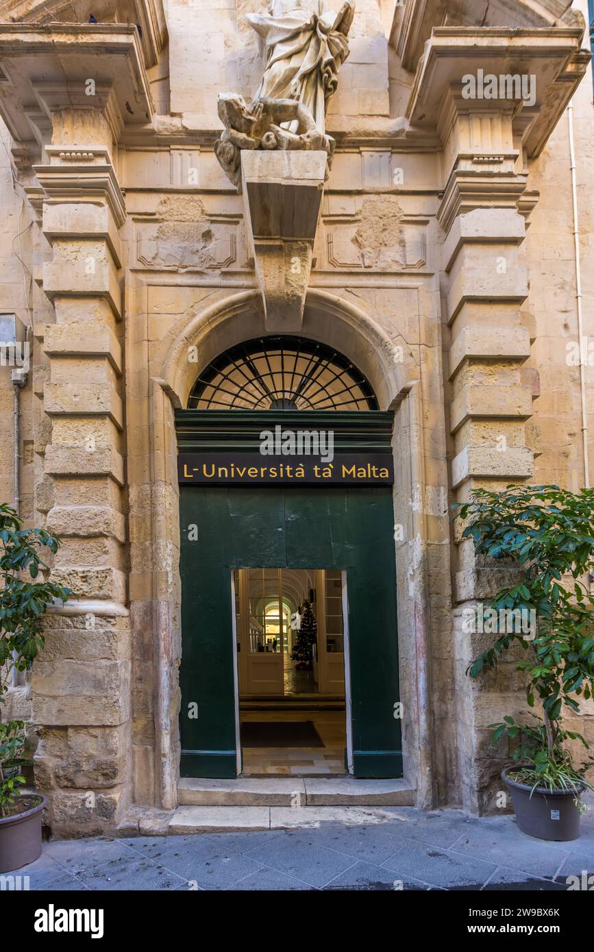 Eingangstür der Universität von Malta in Valletta, Malta Stockfoto