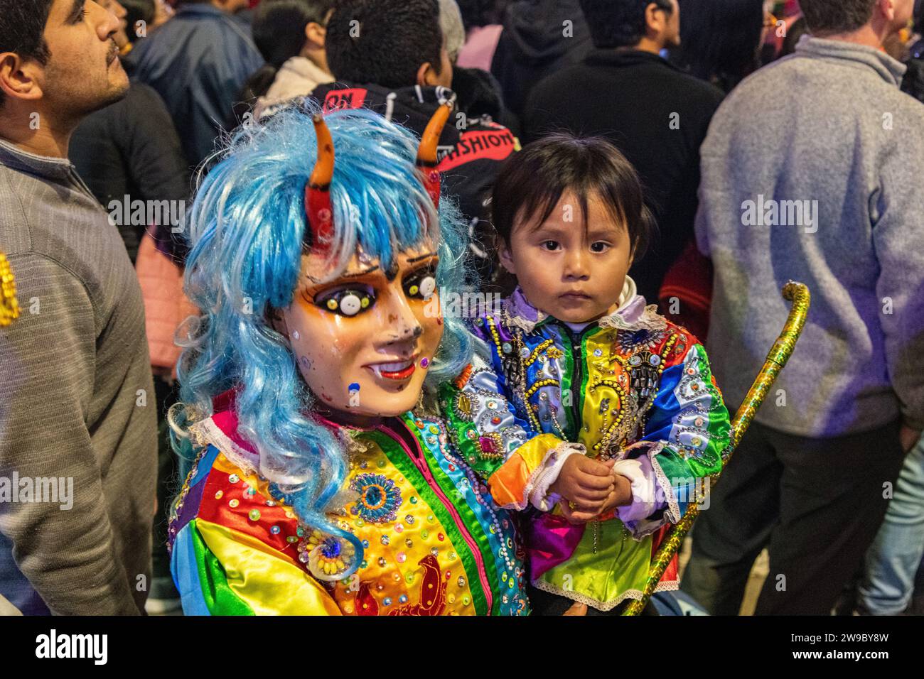 Ein Kind bei einer Zeremonie-Prozession in Aguas Calientes, Peru, um den Jahrestag zu feiern, an dem Machu Picchu zum Weltwunder erklärt wurde Stockfoto