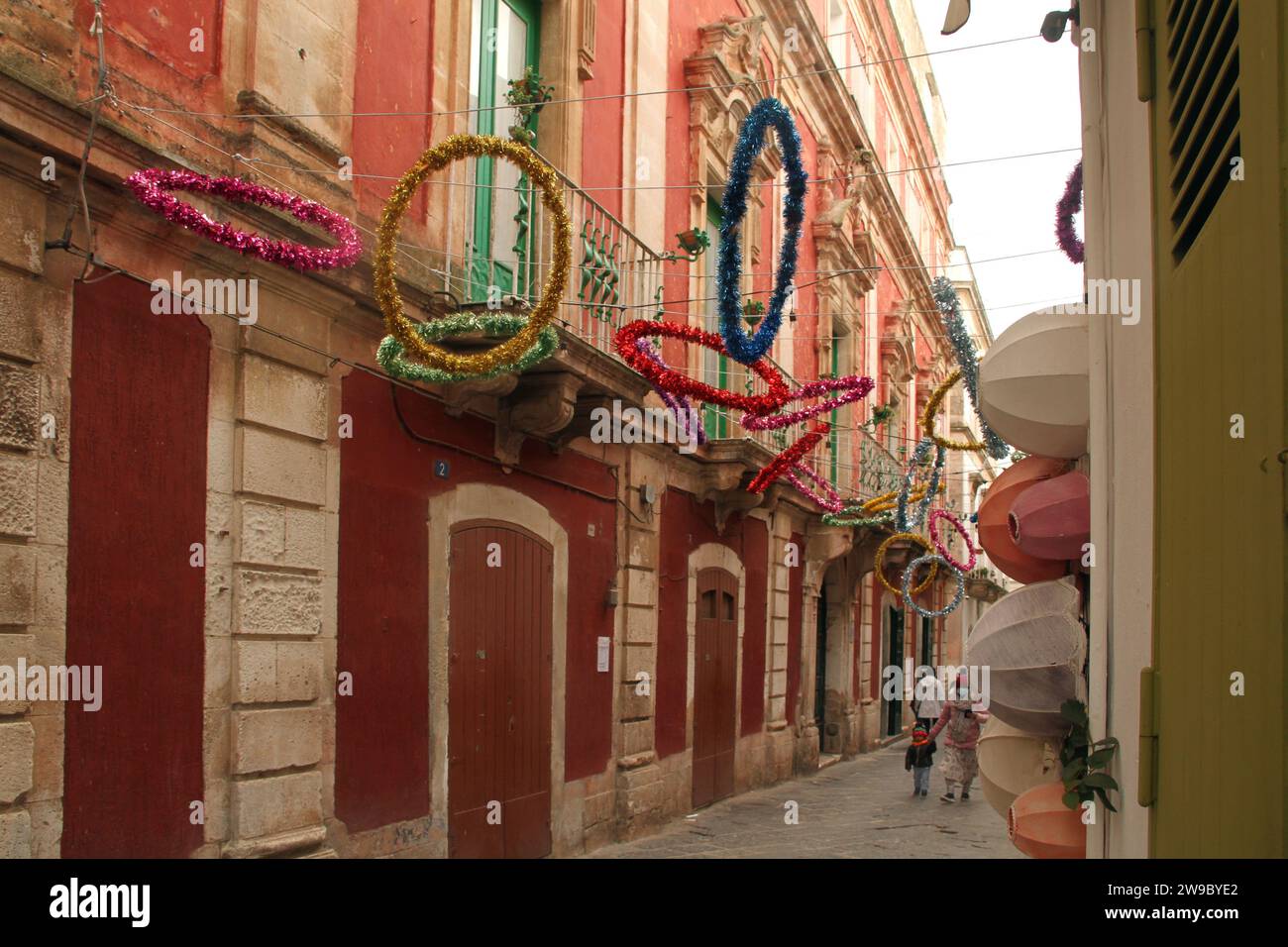 Martina Franca, Italien. Via Cirillo ist weihnachtlich dekoriert, mit Blick auf den Palazzo Recupero / Magno auf der rechten Seite. Stockfoto
