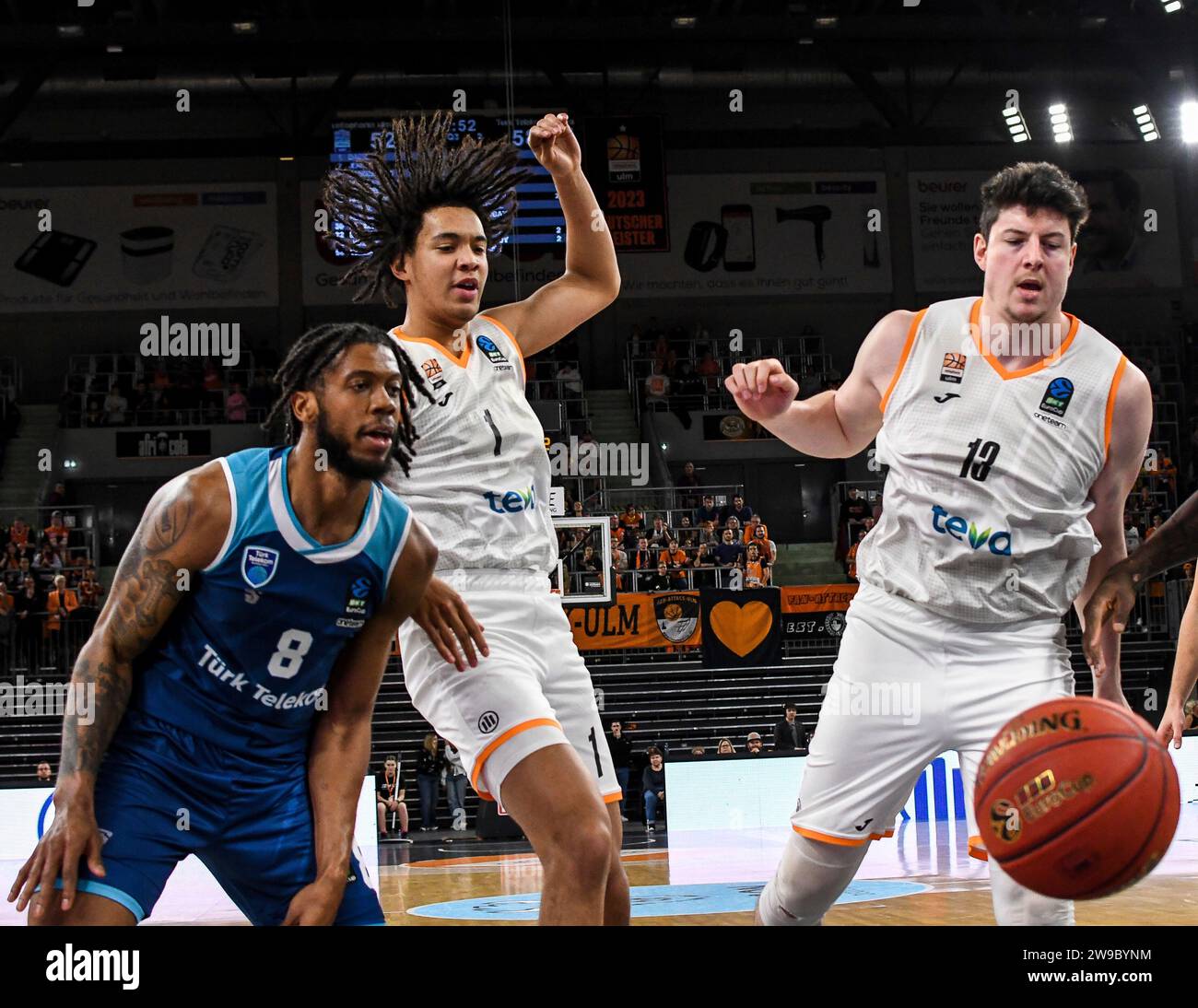 26.12.2023, ratiopharm Arena, Neu-Ulm, DE, EuroCup, ratiopharm Ulm vs Turk Telekom Ankara, im Bild Tyrone Wallace (Ankara, #8), Pacome Dadiet (Ulm, #1), Nicolas Bretzel (Ulm, #8) #13) Foto ? Nordphoto GmbH/Hafner Stockfoto