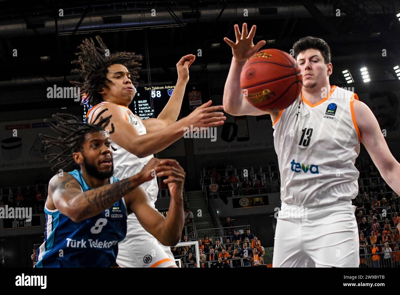 26.12.2023, ratiopharm Arena, Neu-Ulm, DE, EuroCup, ratiopharm Ulm vs Turk Telekom Ankara, im Bild Tyrone Wallace (Ankara, #8), Pacome Dadiet (Ulm, #1), Nicolas Bretzel (Ulm, #8) #13) Foto ? Nordphoto GmbH/Hafner Stockfoto