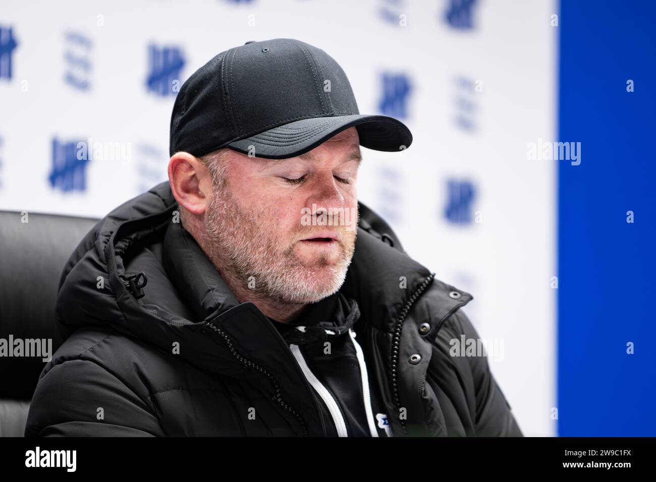 Dezember 2023; St Andrews, Birmingham, West Midlands, England; EFL Championship Football, Birmingham City gegen Stoke City; Birmingham-Manager Wayne Rooney schließt seine Augen und atmet tief durch, bevor er Fragen aus den Medien nach der Heimniederlage gegen Stoke (1:3) beantwortet. Stockfoto