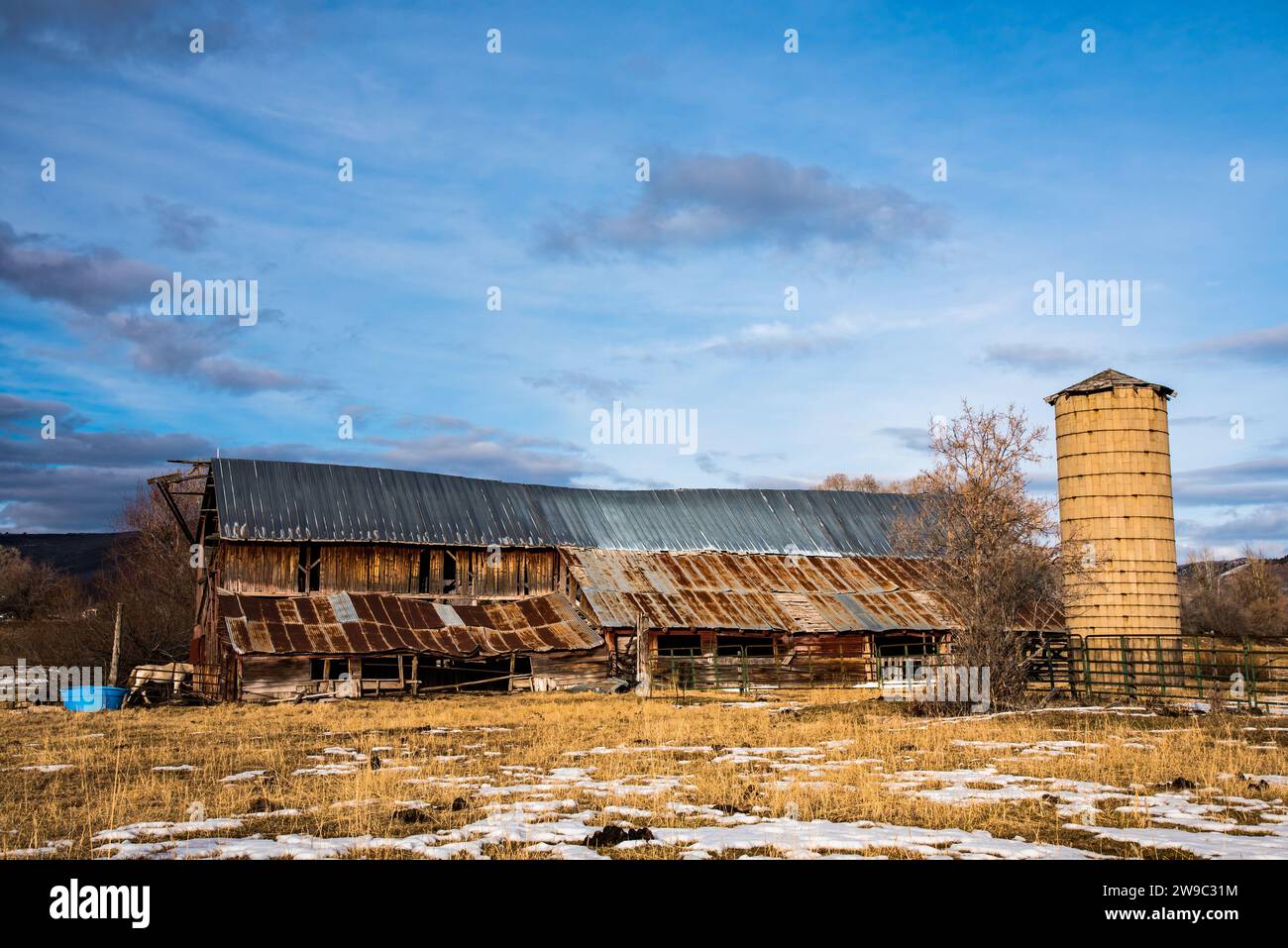 Alte Scheune und Getreidesilo. Peoa Ut. USA. Diese alten Strukturen, die lange vernachlässigt wurden, haben eine Geschichte, die noch immer zu uns spricht. Stockfoto