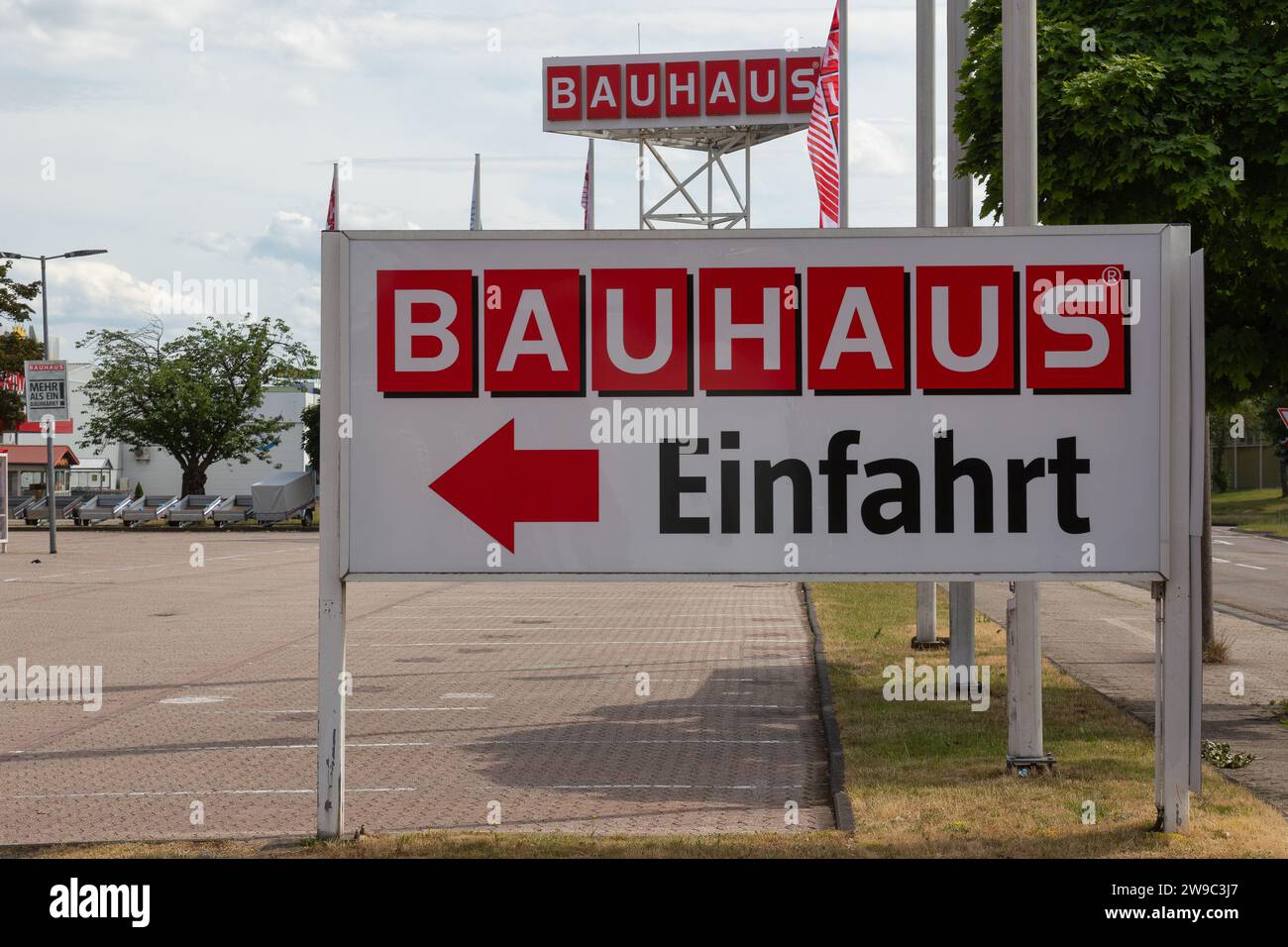 Neuwied, Deutschland - 20. Juni 2021: Das Logo BAUHAUS auf einem Schild mit einem Pfeil, der den Eingang zum Parkplatz anzeigt. BAUHAUS ist eine Einzelhandelskette für Stockfoto