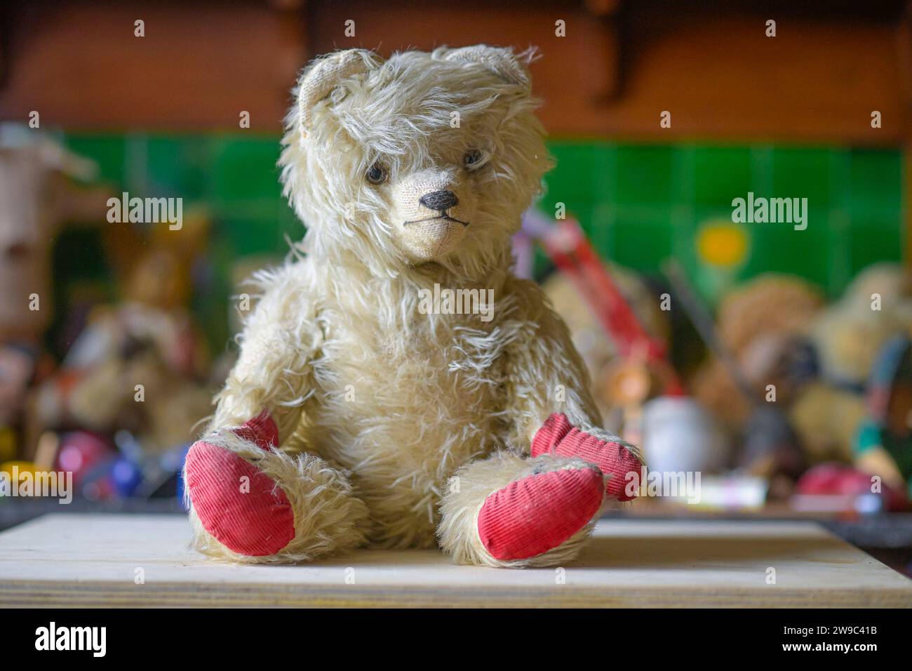Teddybär und verschiedene Spielzeuge aus vergangener Zeit Stockfoto